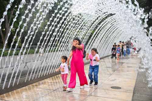 Miles de visitantes disfrutaron del primer día del 2025 en el Circuito Mágico del Agua. Foto: ANDINA/Difusión.