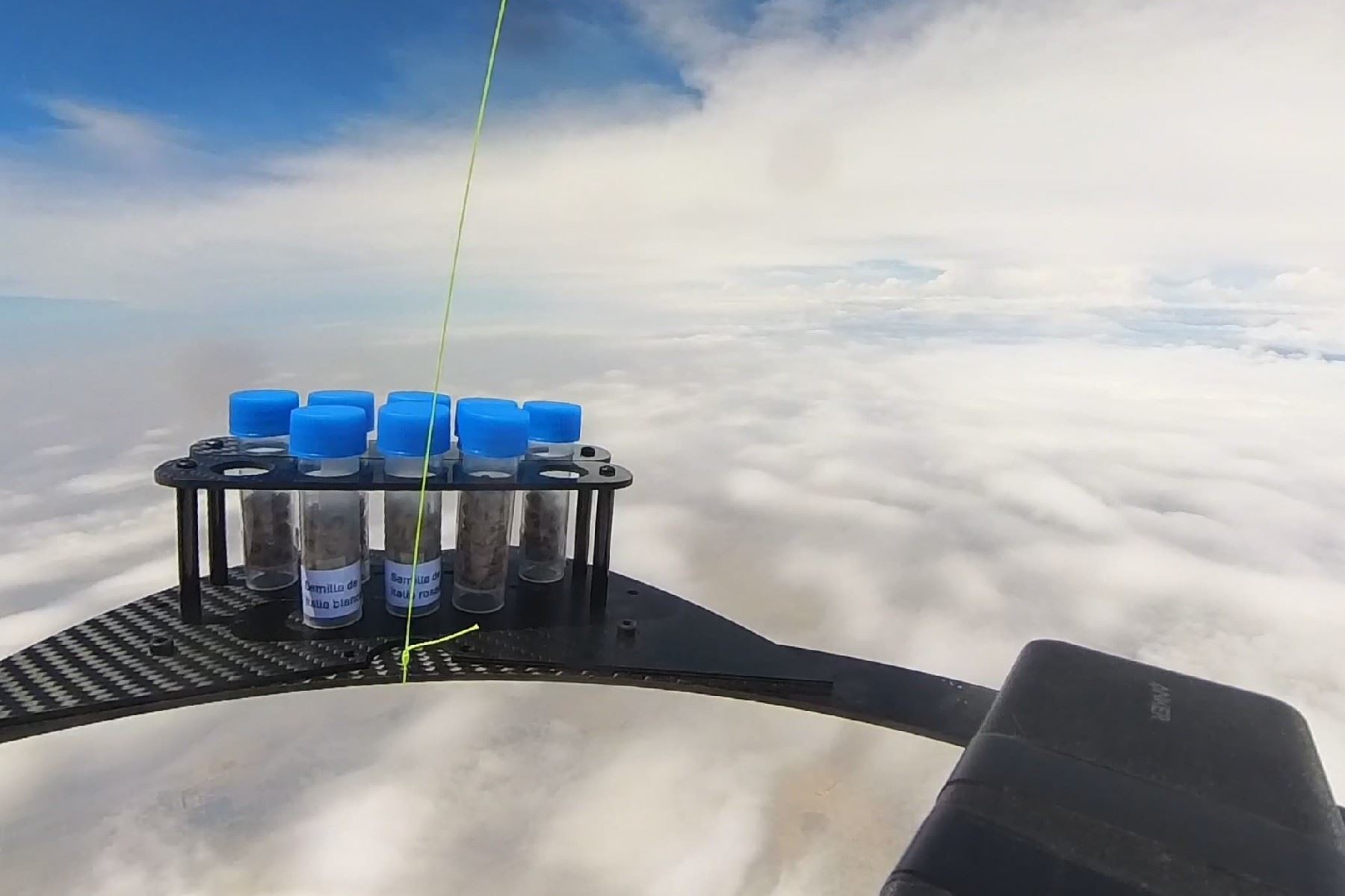 Una iniciativa científica llevó pisco y semillas de vid a los 30 km de altura con un globo estratosferico.