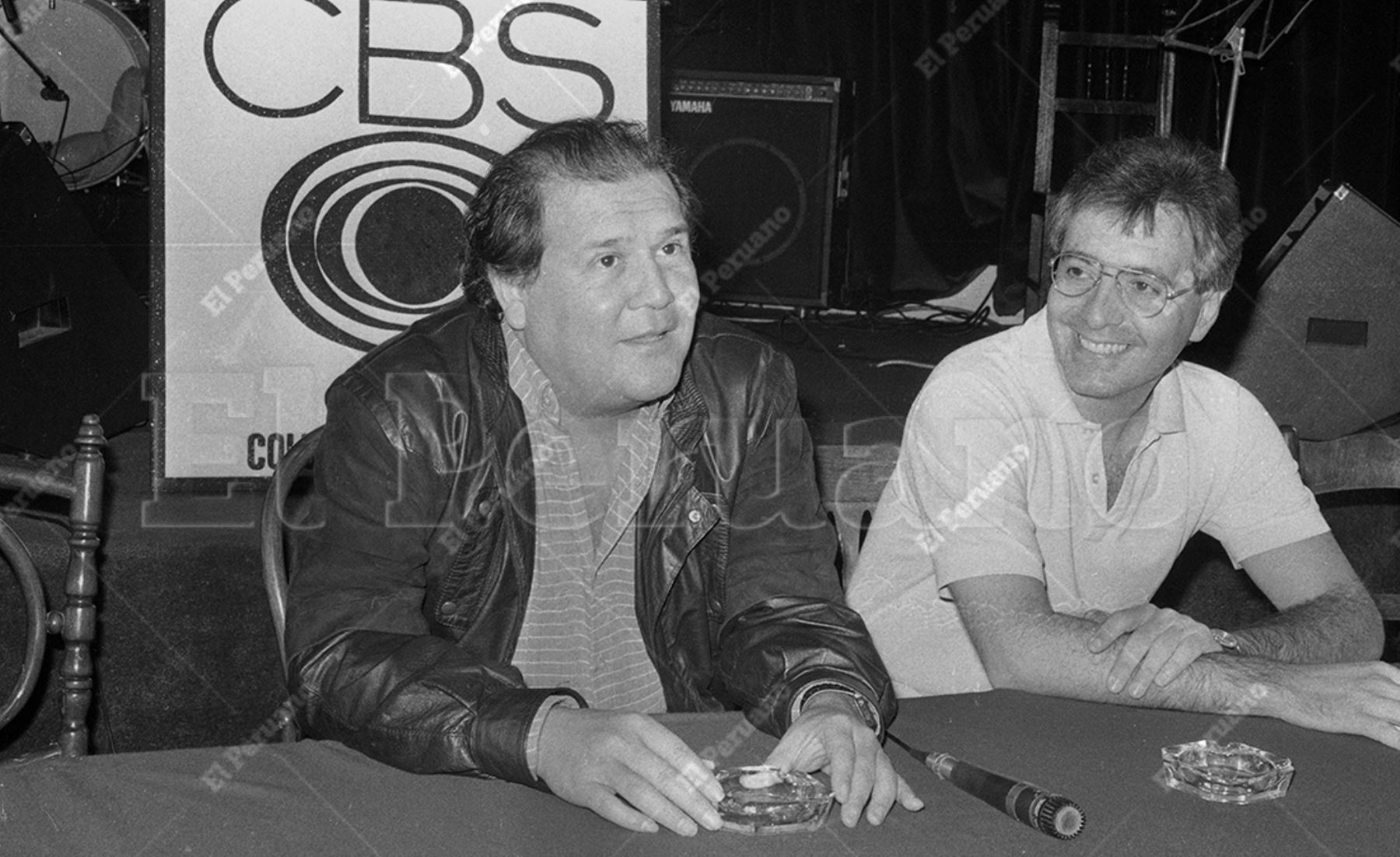 Lima - 25 mayo 1987/ El famoso cantante argentino, Leo Dan brindó una conferencia de prensa y anunció su espectáculo en el Satchmo Jazz Bar, para interpretar sus conocidas canciones.  Foto: Archivo El Peruano / Justo López