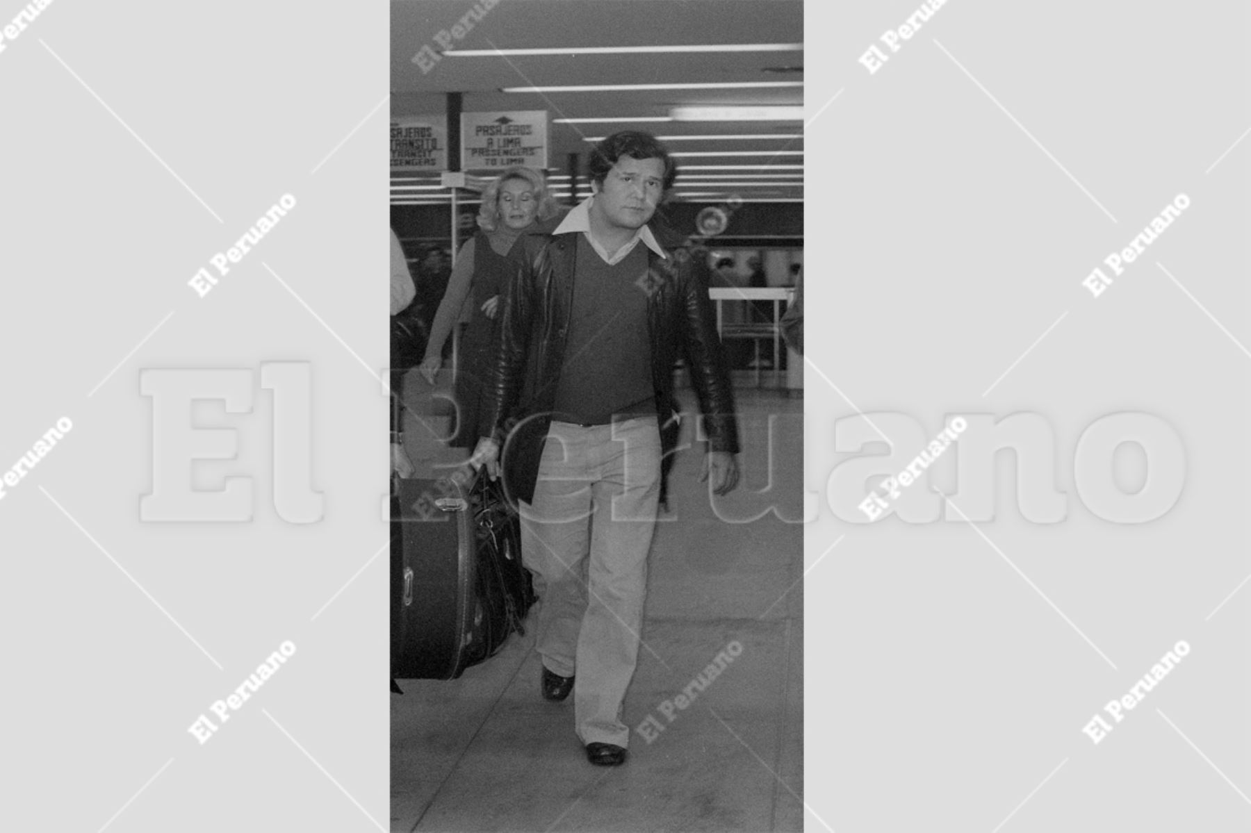 Lima - 30 setiembre 1977 / Leo Dan, el cantante argentino de amplia trayectoria artística viajo de regreso a Mexico, con deseos de volver al Perú.  Foto: Archivo El Peruano / Pavel Marrul