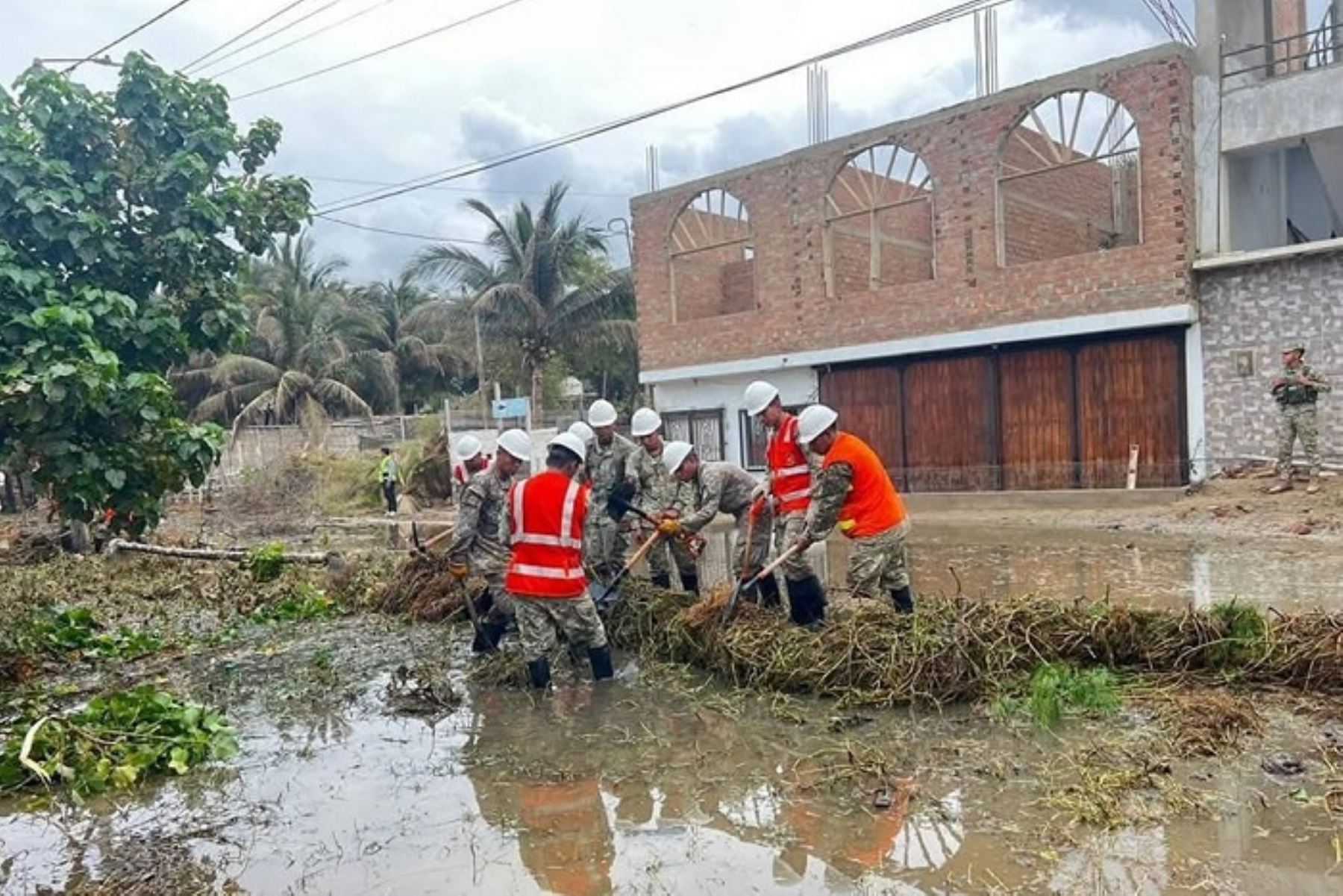 Provistos de chalecos, cascos y palas, los efectivos militares realizaron trabajos de contención de las aguas desbordadas colocando sacos de arena en las vías inundadas por los fuertes oleajes.