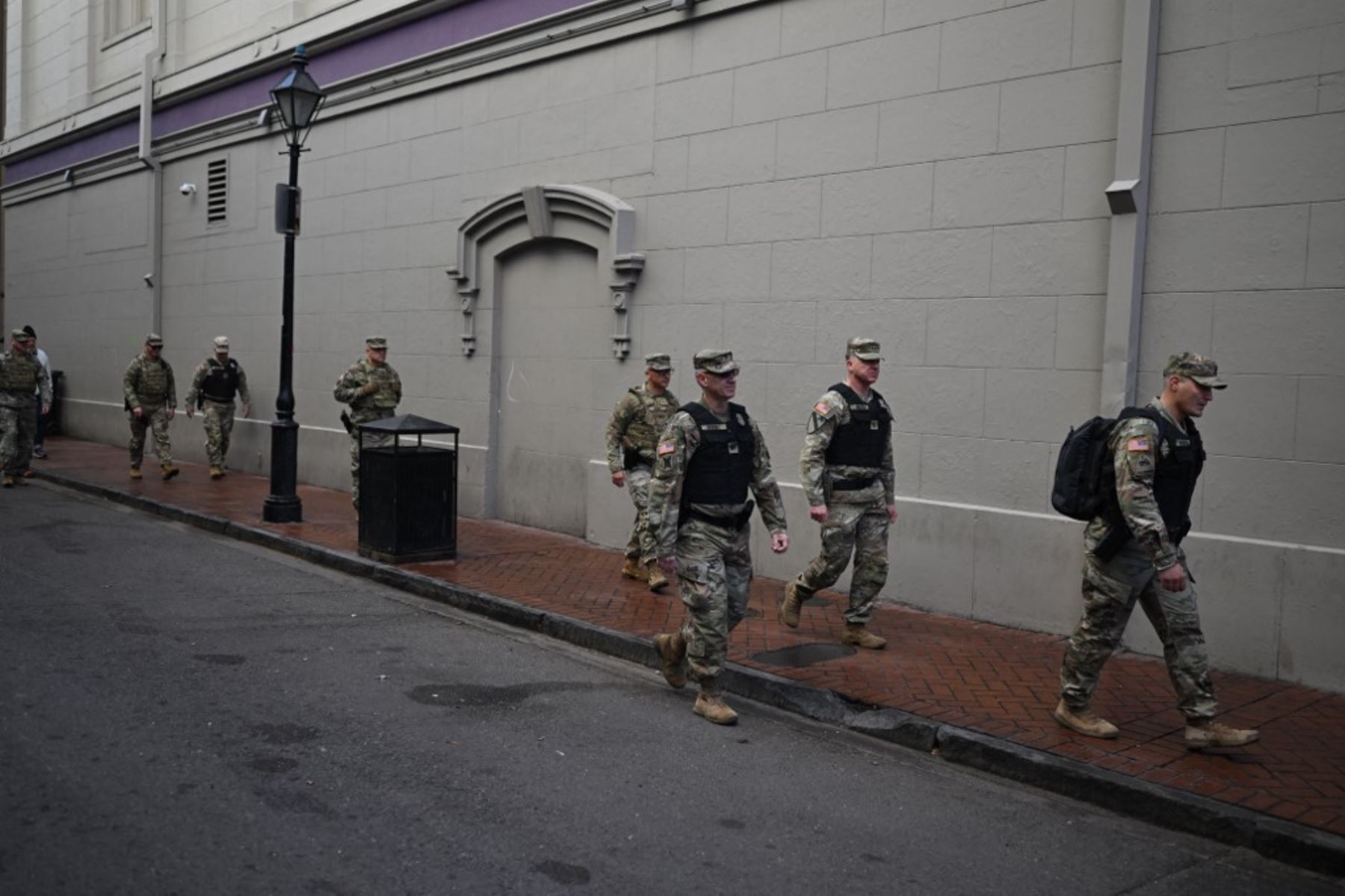 El ejercito americano recorre las calles cerca del atentado en Nueva Orleans