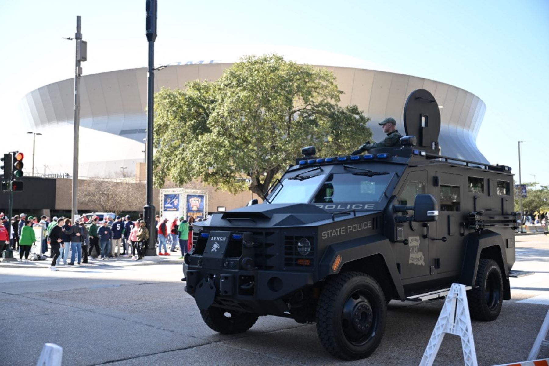 La policía resguarda las calles del Barrio Frances en Nueva Orleans