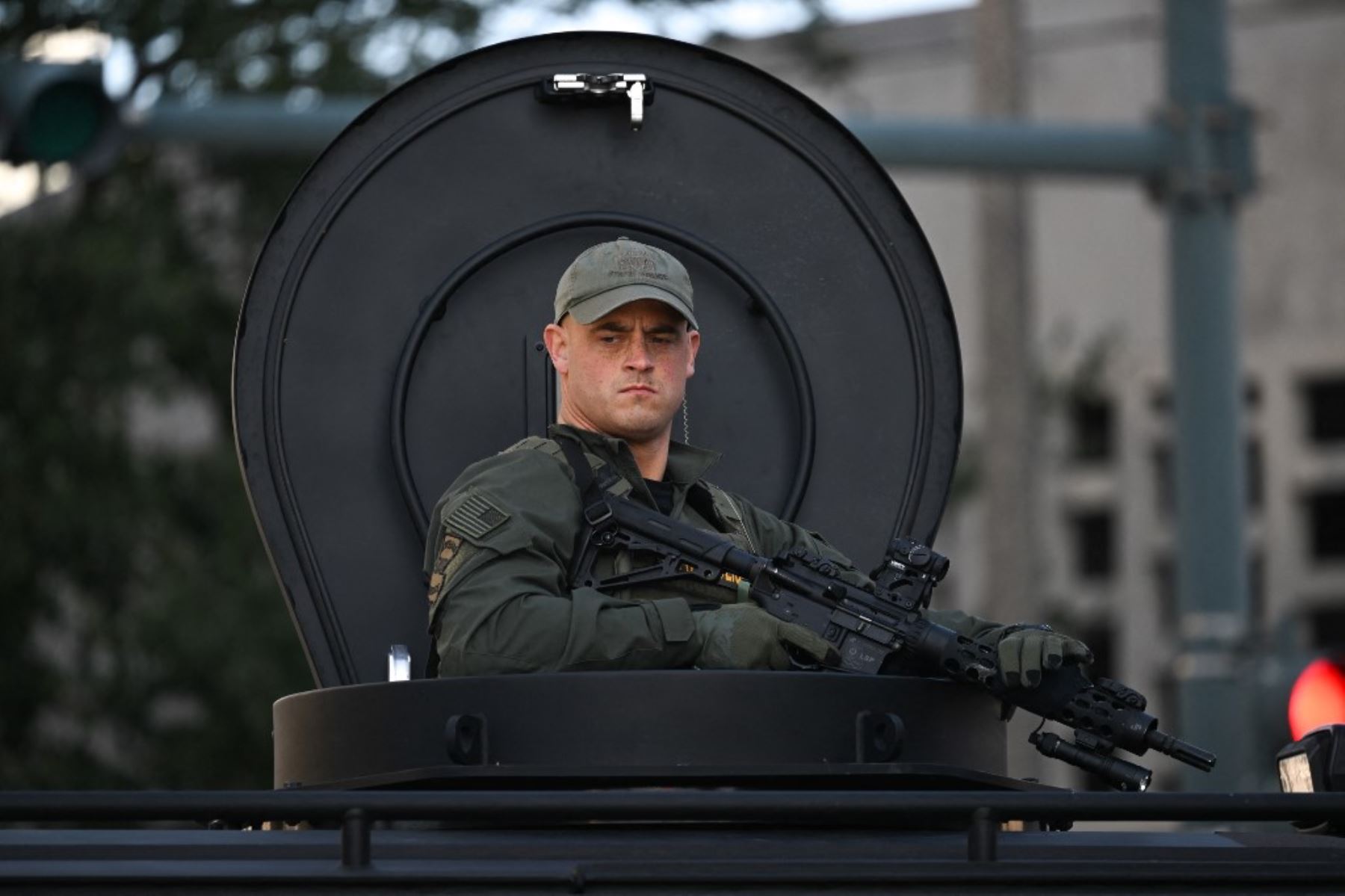 La policía resguarda las calles del Barrio Frances en Nueva Orleans