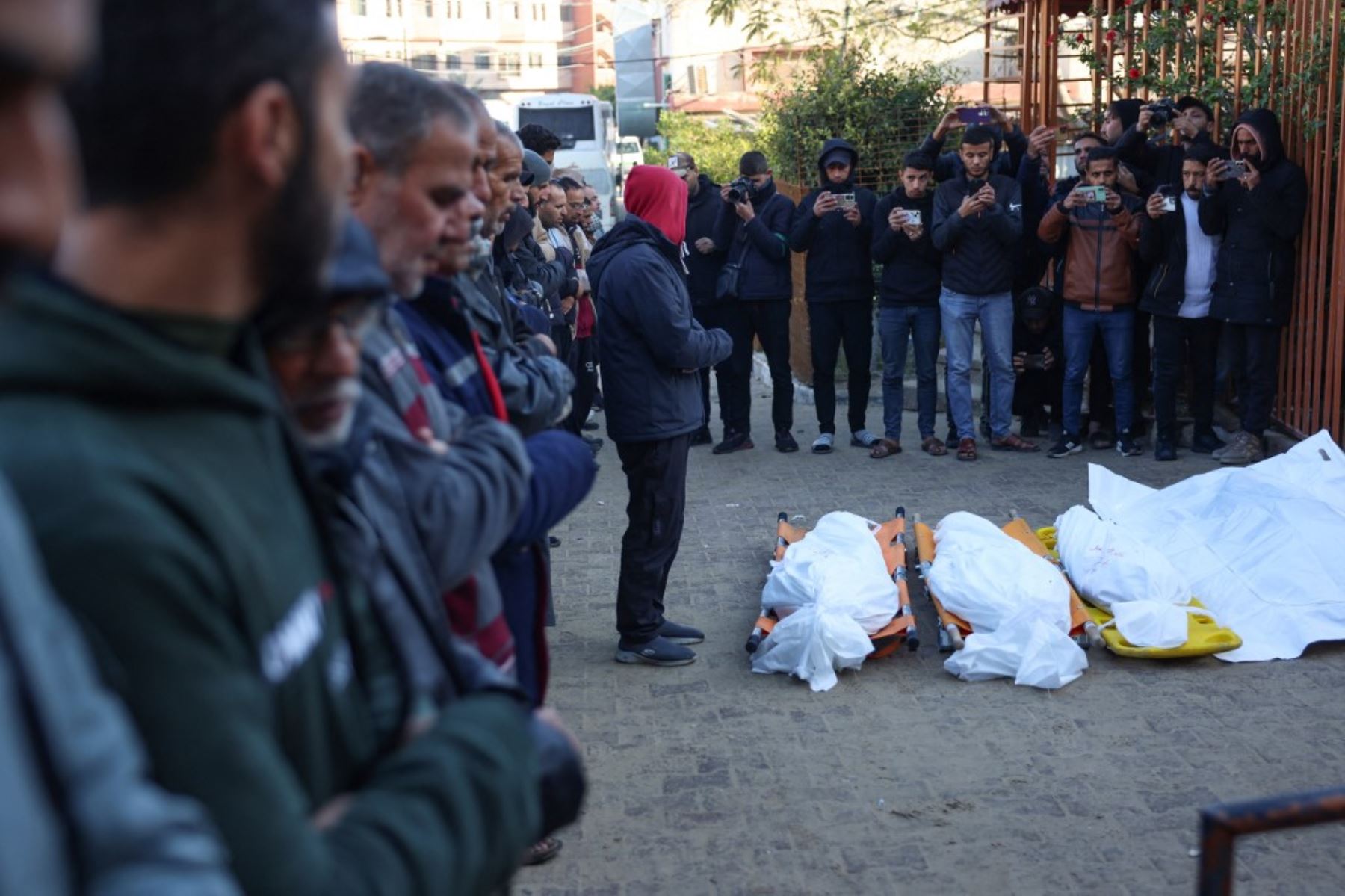 Israel realizó varios ataques el jueves en diferentes puntos de la Franja de Gaza, dejando más de 20 muertos, incluido el jefe de la ahora disuelta policía del territorio palestino y su adjunto, indicaron los equipos de rescate gazatíes.