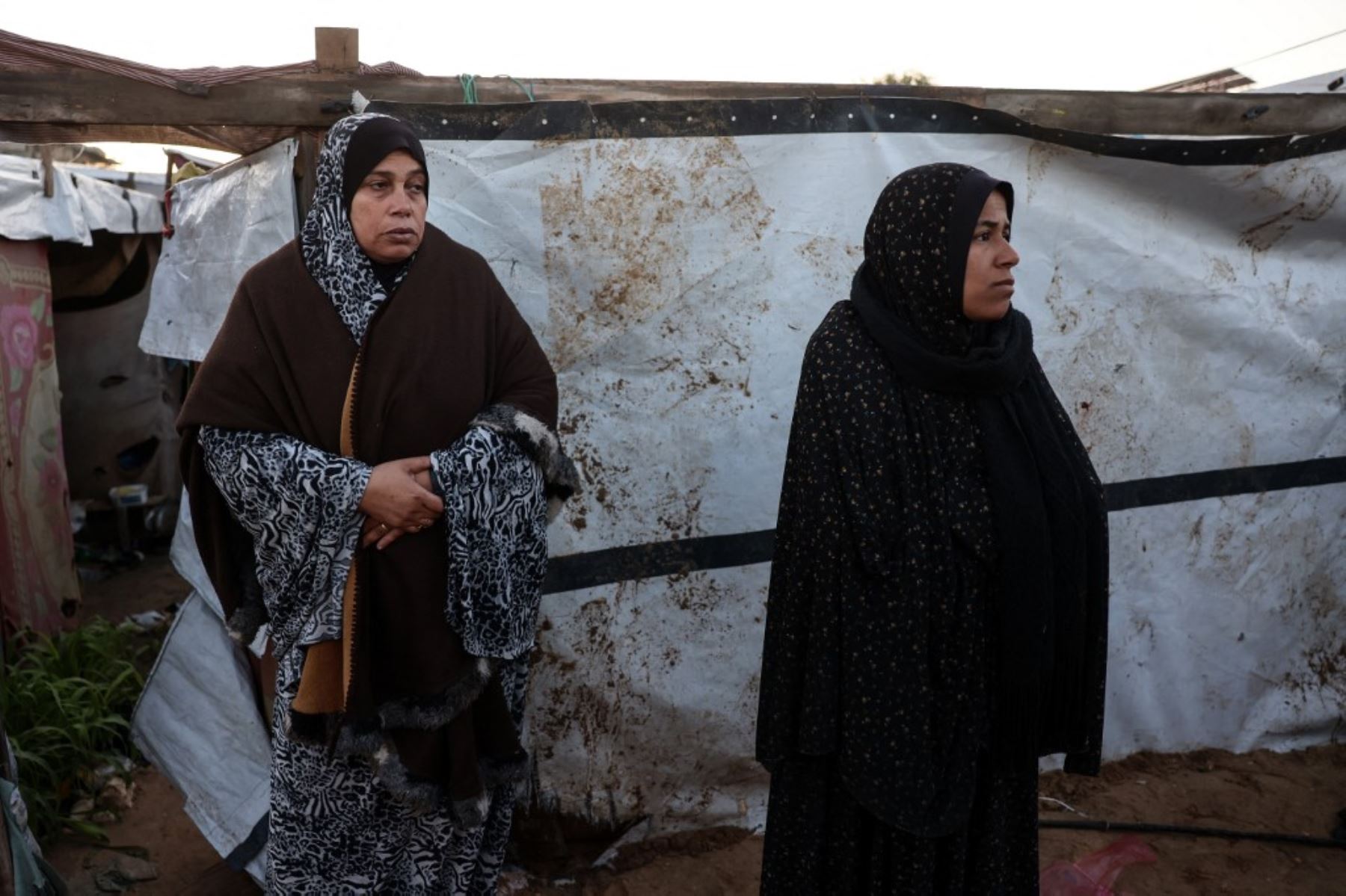 15 resultaron heridas luego de que aviones de la ocupación [israelí] bombardearan una carpa con personas desplazadas en la zona de Al Mawasi, al oeste de la ciudad de Jan Yunis en el sur de la Franja de Gaza», indicó la Defensa Civil en un comunicado.