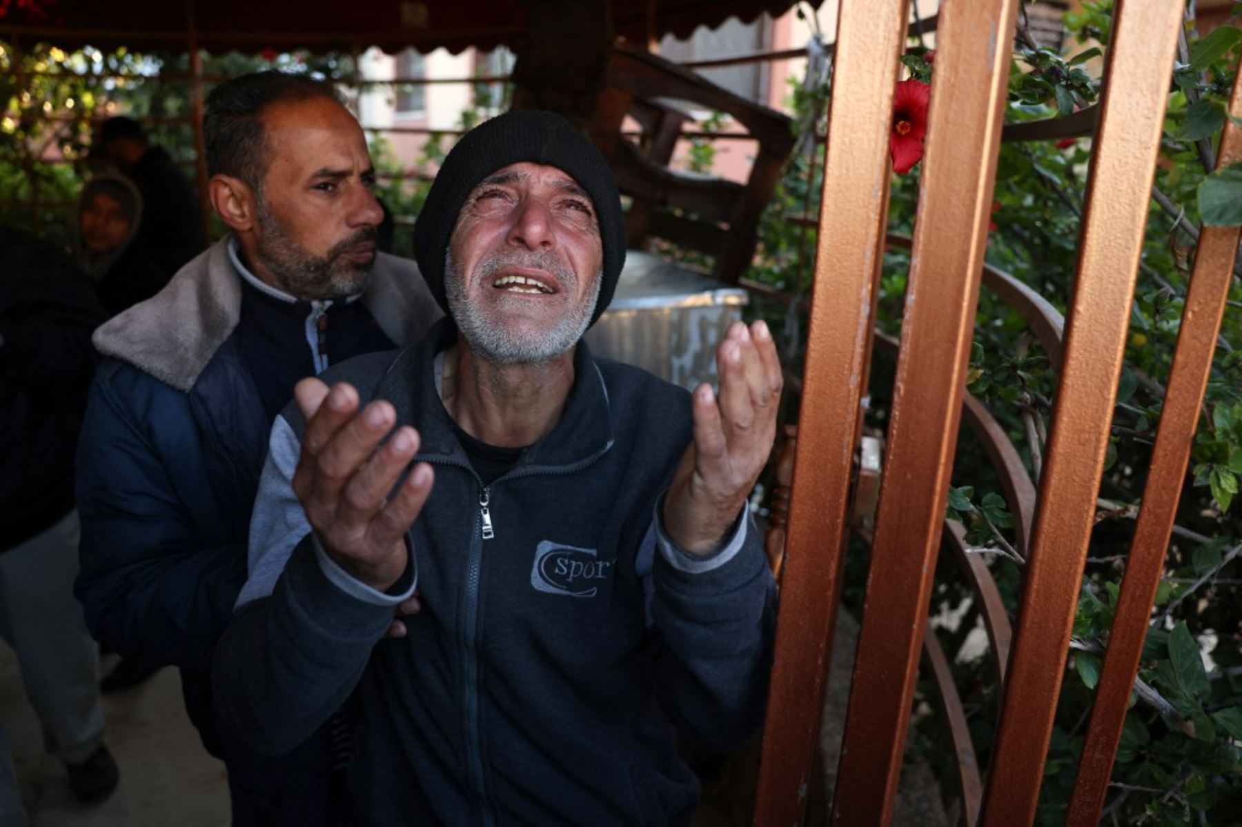 Además, otras catorce personas perdieron la vida en otros dos ataques israelíes en otras zonas del enclave, afirmó la Defensa Civil.