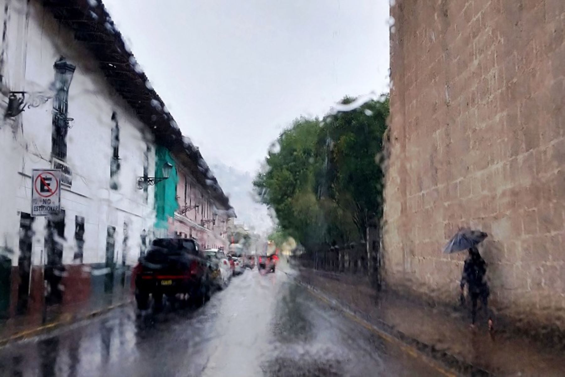 Esta mañana la ciudad de Cajamarca amaneció con cielo nublado y precipitaciones moderadas que se prolongaron hasta el mediodía.