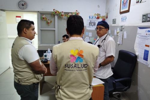 Personal de Susalud llegó al hospital Las Mercedes para las primeras indagaciones en torno a la muerte de la paciente Ruth Santa María. Foto: SUSALUD/Difusión.