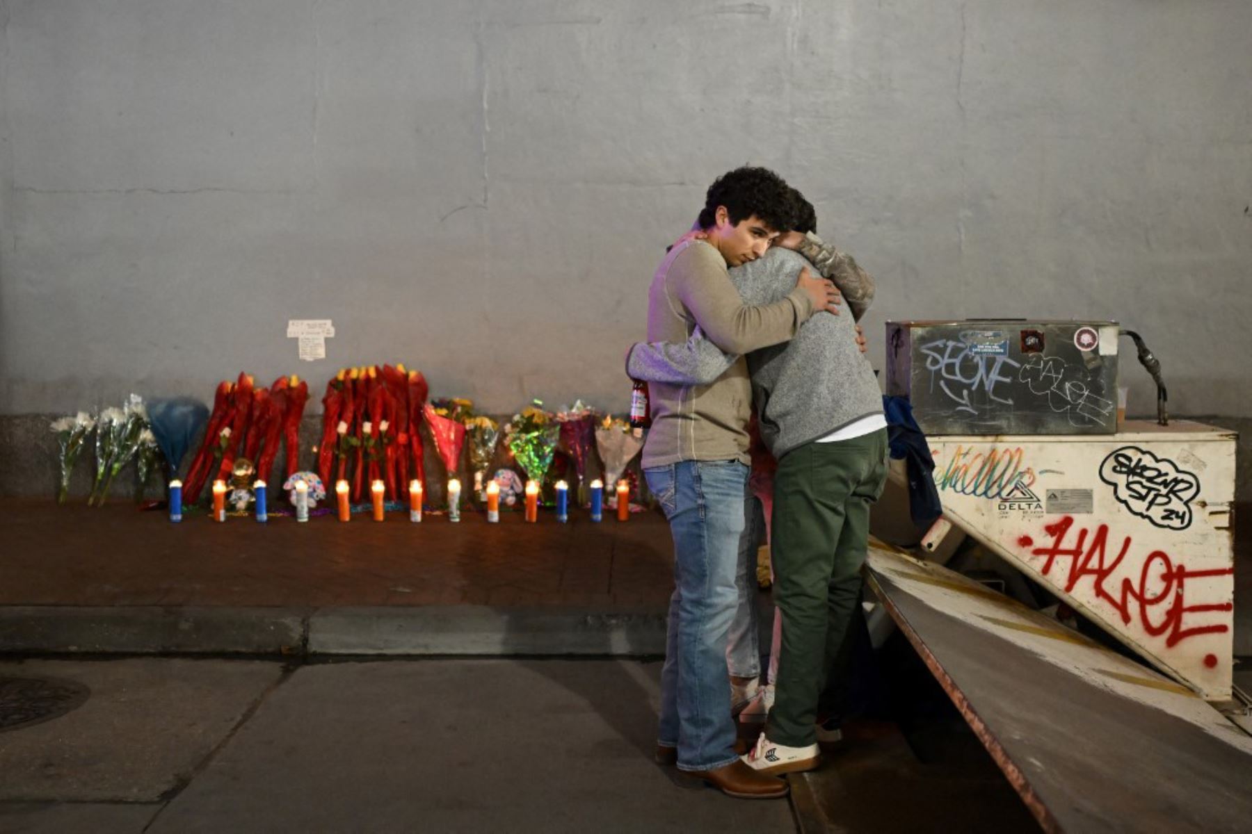 La gente reacciona en un monumento conmemorativo instalado en Bourbon Street en Nueva Orleans, Luisiana, el día después de un ataque por parte de un hombre que conducía un camión por Bourbon Street en el Barrio Francés. Foto: AFP