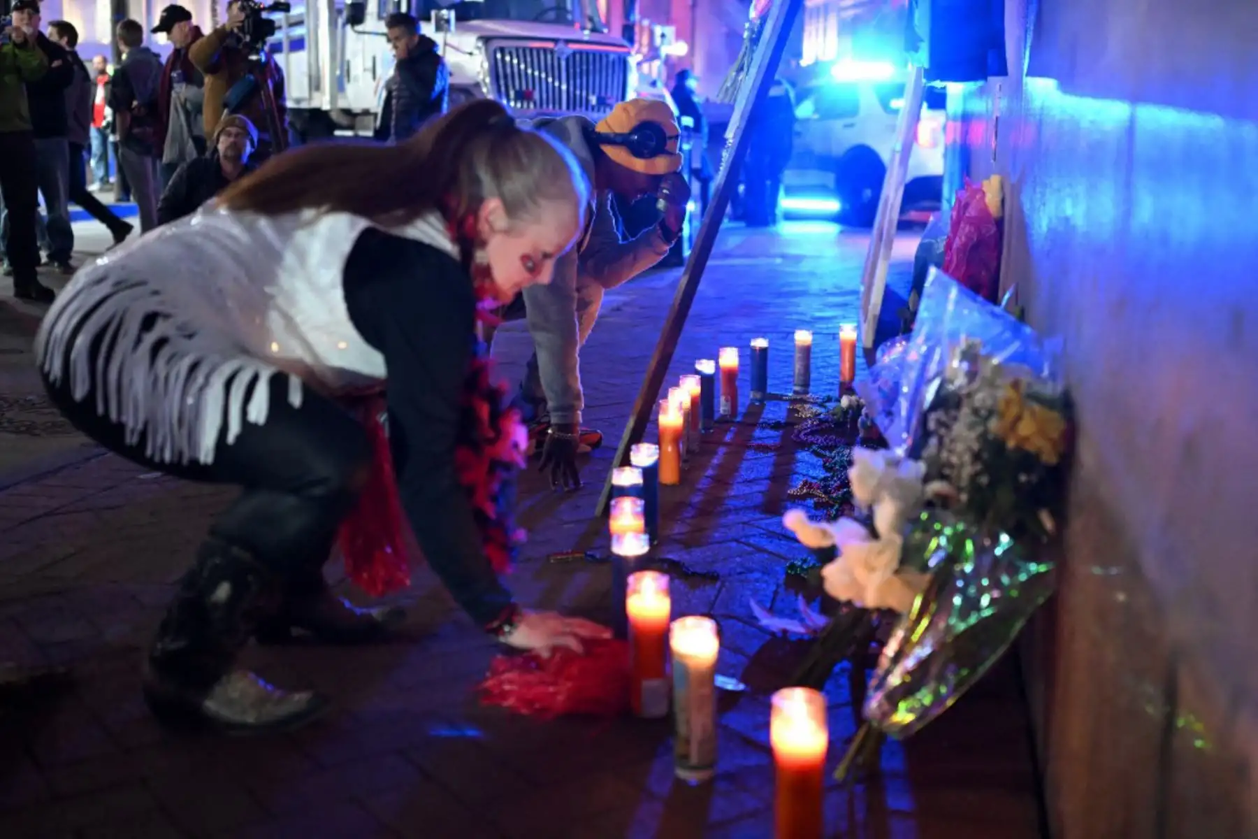 La gente reacciona en un monumento conmemorativo instalado en Bourbon Street en Nueva Orleans, Luisiana, el día después de un ataque por parte de un hombre que conducía un camión por Bourbon Street en el Barrio Francés. Foto: AFP