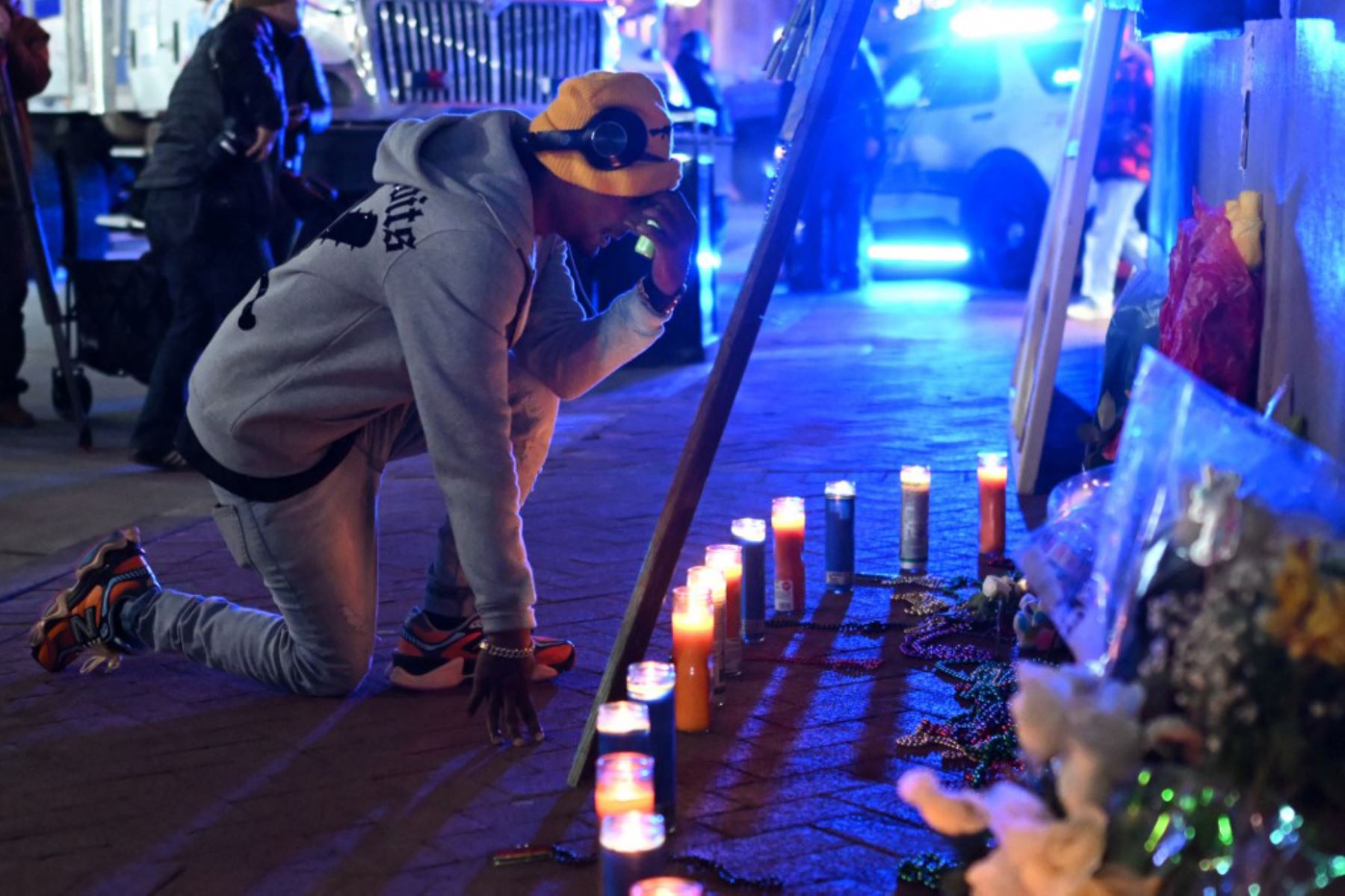 La gente reacciona en un monumento conmemorativo instalado en Bourbon Street en Nueva Orleans, Luisiana, el día después de un ataque por parte de un hombre que conducía un camión por Bourbon Street en el Barrio Francés. Foto: AFP