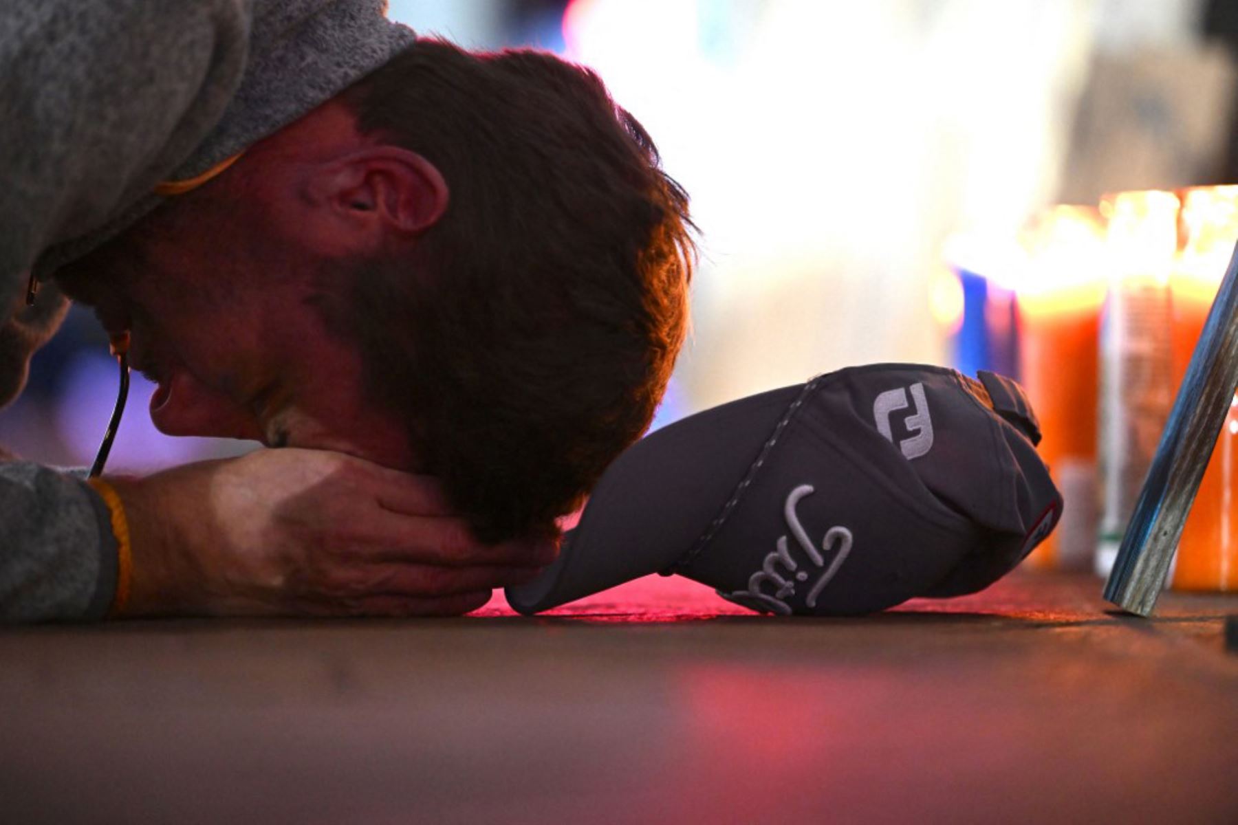 Un hombre reacciona en un monumento conmemorativo instalado en Bourbon Street en Nueva Orleans, Luisiana, el día después de un ataque por parte de un hombre que conducía un camión por Bourbon Street en el Barrio Francés. Foto: AFP