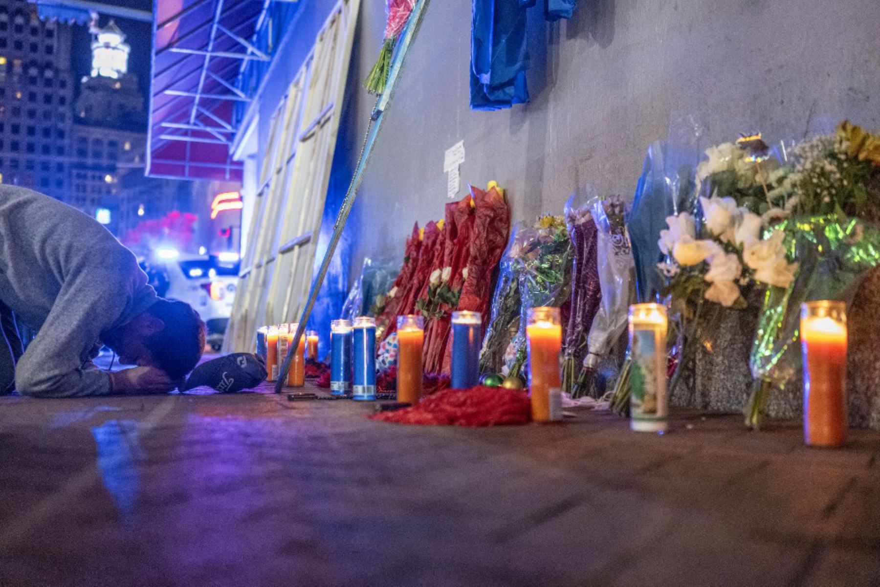 Un hombre reacciona en un monumento conmemorativo instalado en Bourbon Street en Nueva Orleans, Luisiana, el día después de un ataque por parte de un hombre que conducía un camión por Bourbon Street en el Barrio Francés. Foto: AFP