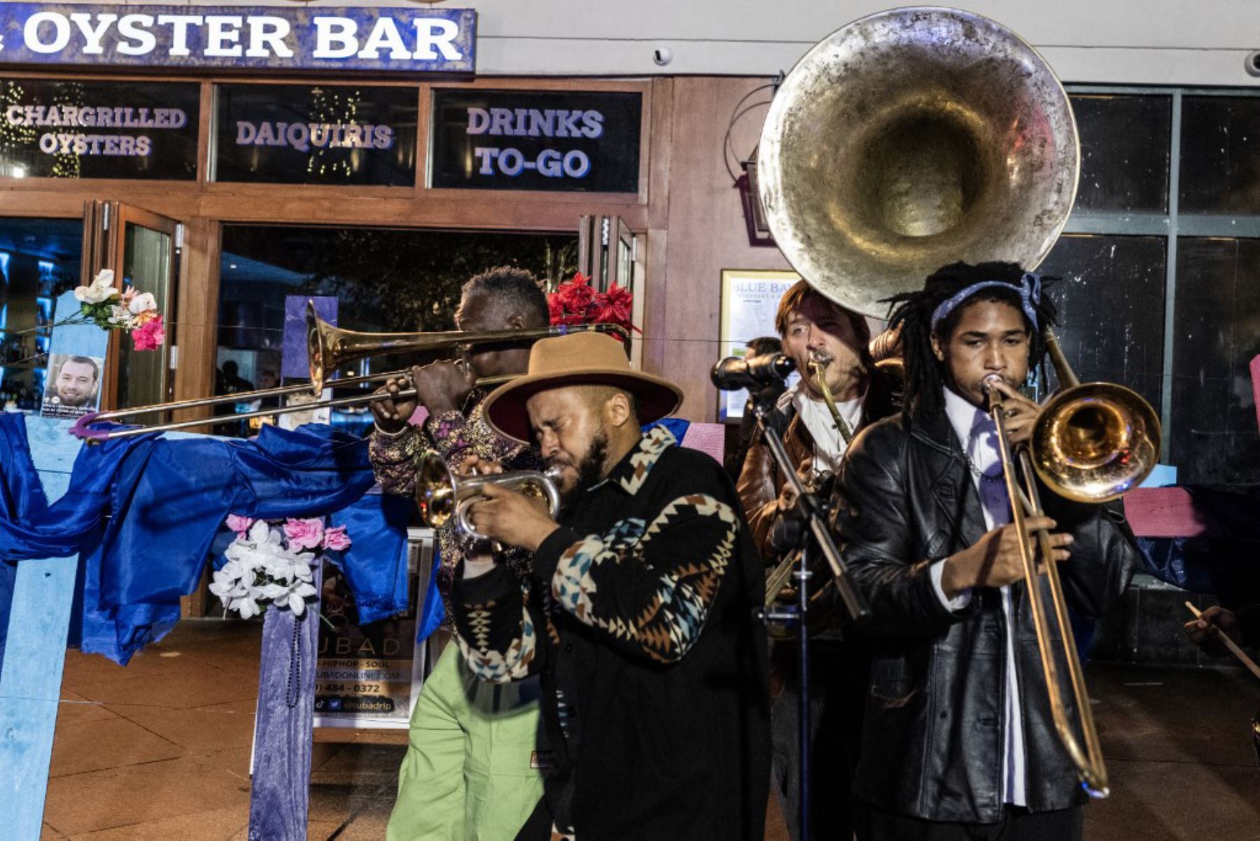 Una banda toca junto a cruces con fotografías de víctimas en un monumento conmemorativo en Bourbon Street después de que reabriera al público, en Nueva Orleans. Foto: AFP