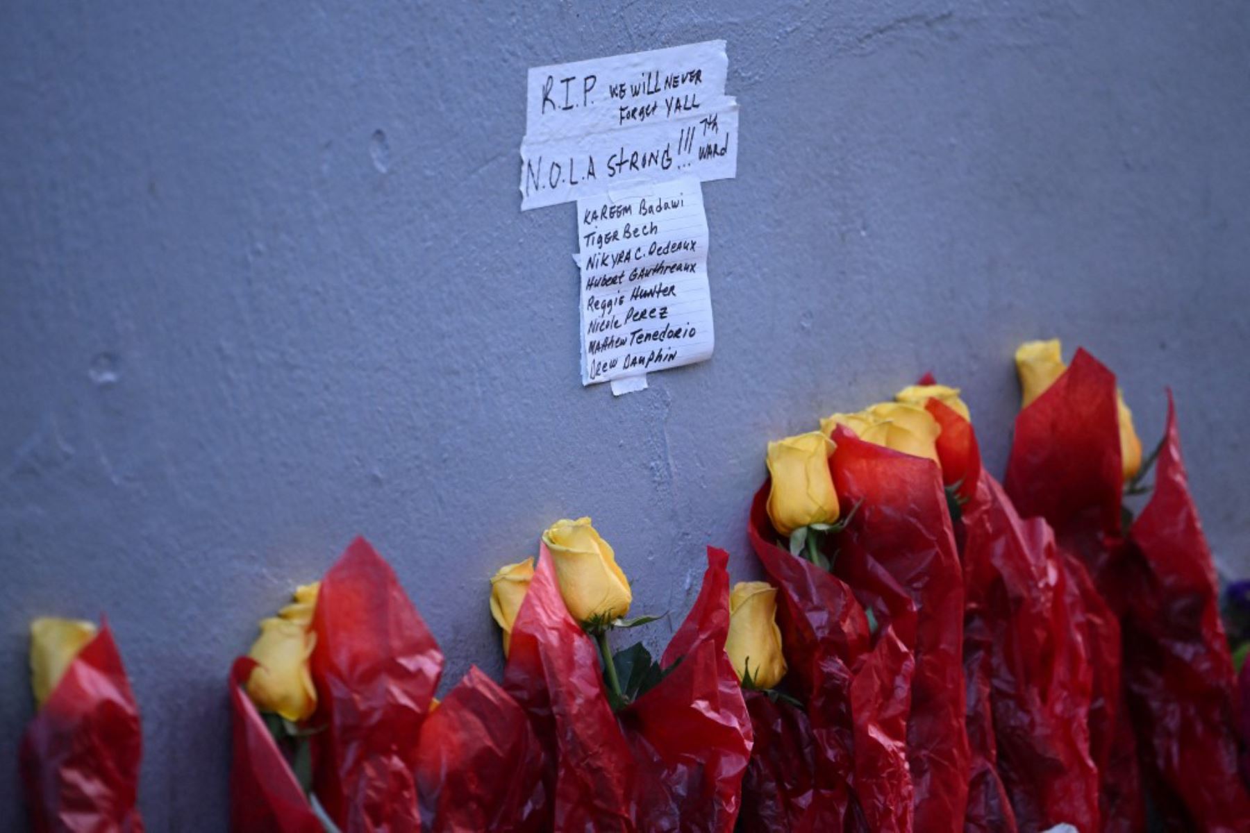 Cartel cerca de flores colocadas como monumento conmemorativo en Bourbon Street. Foto: AFP