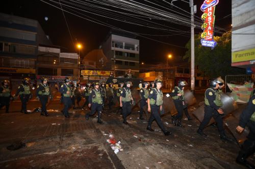 Desalojo a la altura del paradero 10 de la av. Canto Grande en San Juan de Lurigancho. Foto: Facebook