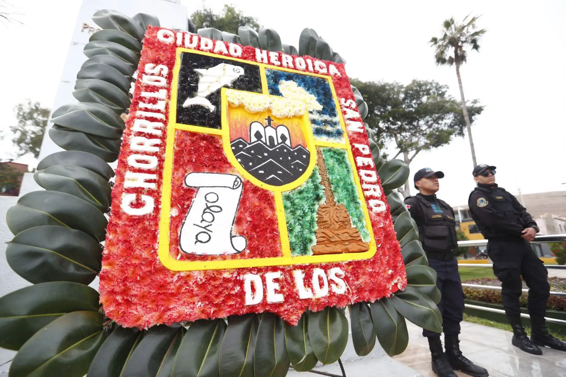 Desde el malecón Grau, frente al monumento de José Olaya, se realizó la ceremonia por los 168 años de creación política del distrito de Chorrillos, y como parte de las actividades se realizó el tradicional izamiento de la bandera nacional, así como un desfile cívico-militar en presencia de autoridades. Foto: ANDINA/Daniel Bracamonte