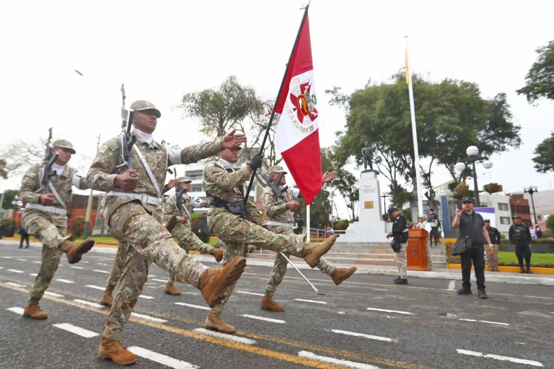 Desde el malecón Grau, frente al monumento de José Olaya, se realizó la ceremonia por los 168 años de creación política del distrito de Chorrillos, y como parte de las actividades se realizó el tradicional izamiento de la bandera nacional, así como un desfile cívico-militar en presencia de autoridades. Foto: ANDINA/Daniel Bracamonte