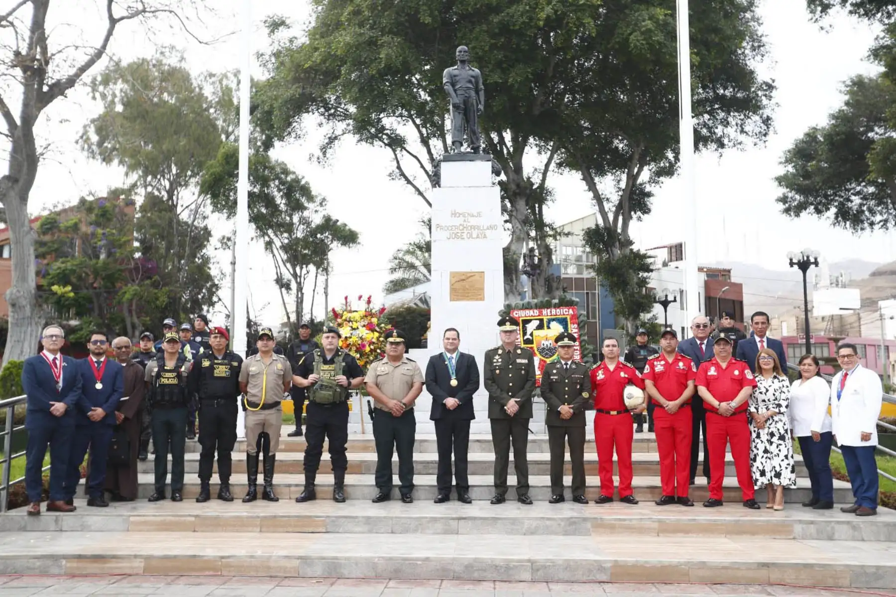 Desde el malecón Grau, frente al monumento de José Olaya, se realizó la ceremonia por los 168 años de creación política del distrito de Chorrillos, y como parte de las actividades se realizó el tradicional izamiento de la bandera nacional, así como un desfile cívico-militar en presencia de autoridades. Foto: ANDINA/Daniel Bracamonte