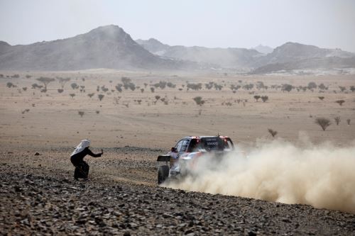 Dakar 2025: así inició la competencia extrema de automovilismo en el desierto de Arabia Saudita