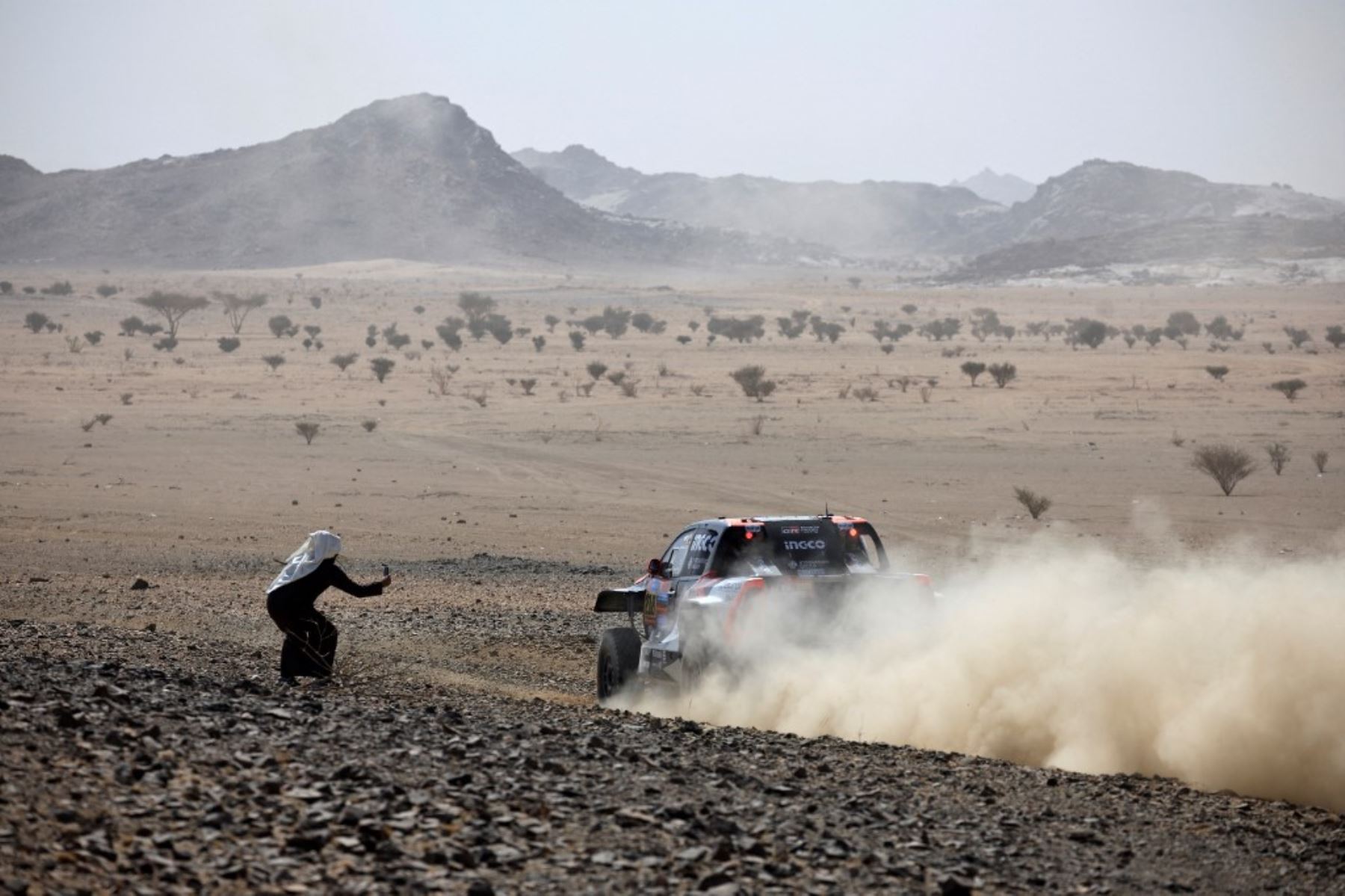 Un residente local toma fotografías del piloto Saood Variawa y del copiloto Francois Cazalet durante el prólogo del 47º Rally Dakar en Bisha, Arabia Saudita, el 3 de enero de 2025. Foto: AFP