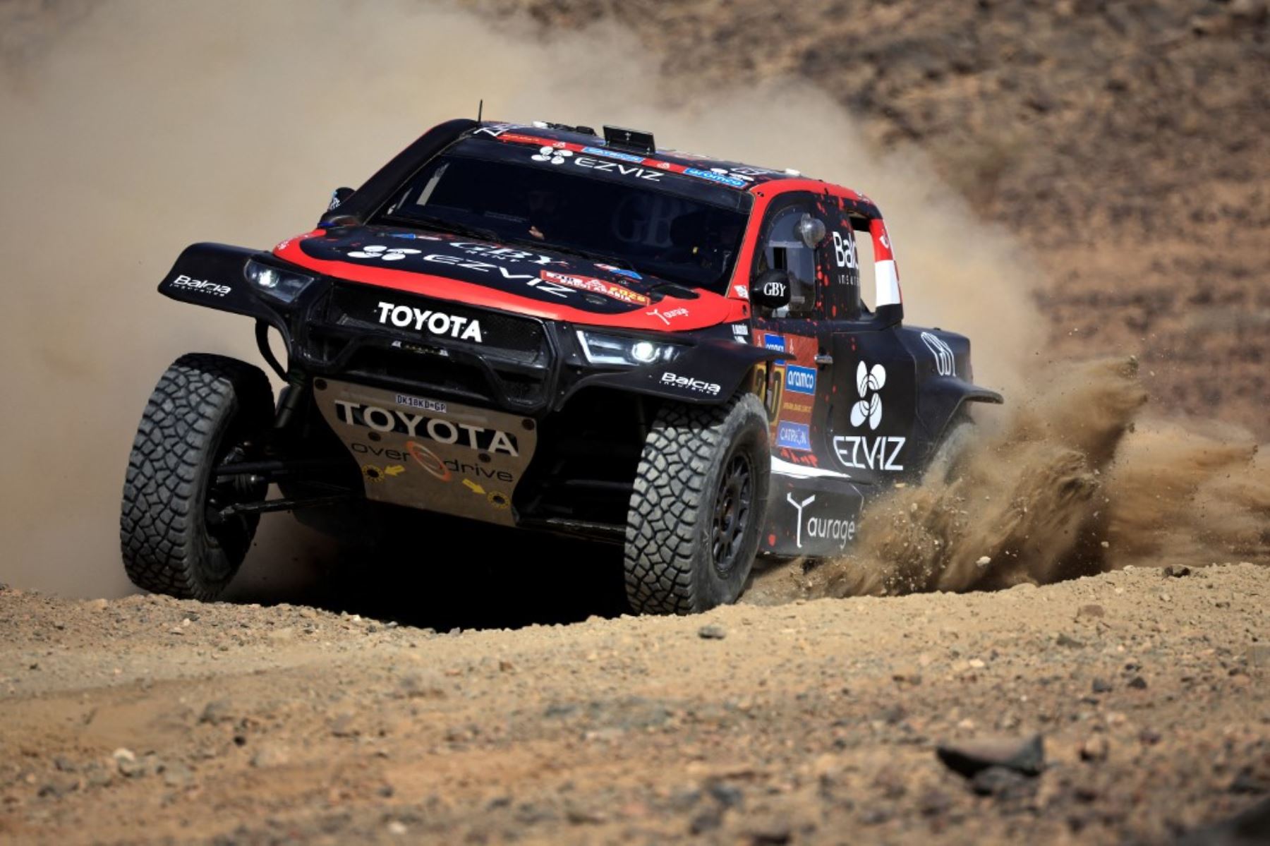 El piloto lituano Rokas Baciuska y su copiloto Oriol Mena compiten en el prólogo del 47º Rally Dakar, en Bisha, Arabia Saudita, el 3 de enero de 2025. Foto: AFP