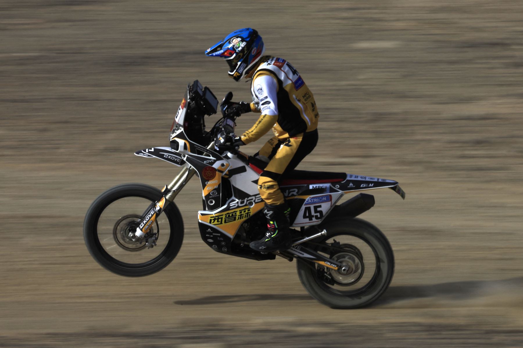 El piloto chino del equipo Supesunr Kove, Sunier Sunier, compite durante el prólogo del 47º Rally Dakar, en Bisha, Arabia Saudita, el 3 de enero de 2025. Foto: AFP