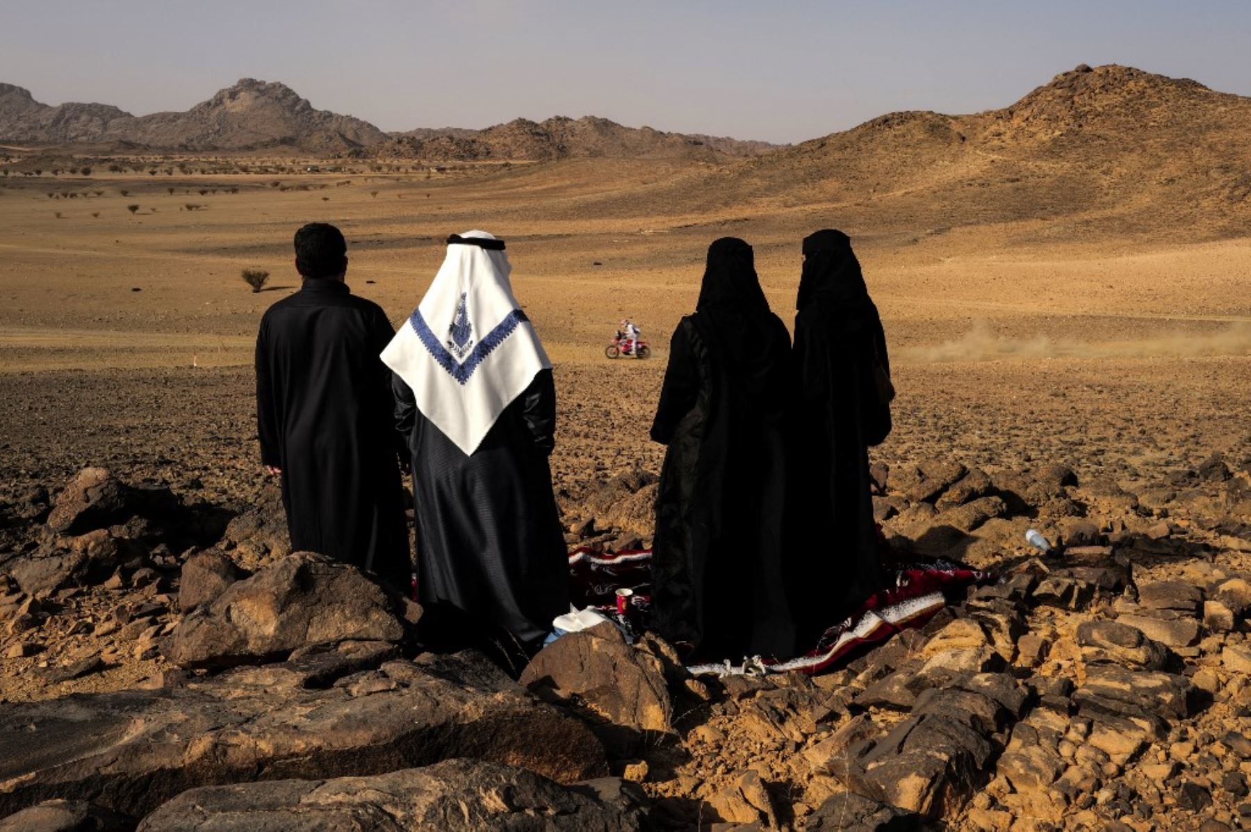 Residentes locales del desierto observan a los conductores que compiten durante el prólogo del 47º Rally Dakar, en Bisha, Arabia Saudita, el 3 de enero de 2025. Foto: AFP