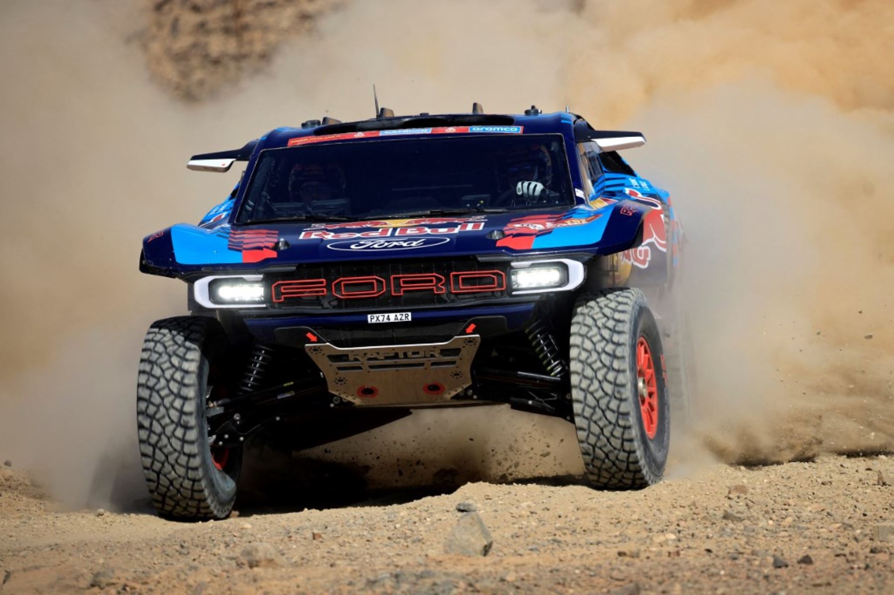 El piloto español Carlos Sainz y su copiloto Lucas Crus compiten en el prólogo del 47º Rally Dakar, en Bisha, Arabia Saudita, el 3 de enero de 2025. Foto: AFP