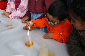 Este verano se ofrecen talleres diseñados para inspirar la curiosidad de los niños y adolescentes de todo el país. 