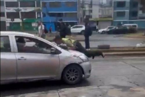 Un conductor que aparentemente hacía taxi colectivo arrastró a un policía sobre el capó de su auto para evitar intervención en el distrito de Los Olivos. Captura TV