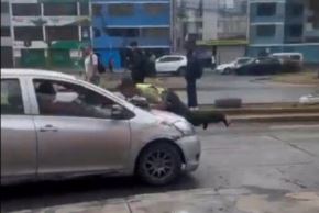 Un conductor que aparentemente hacía taxi colectivo arrastró a un policía sobre el capó de su auto para evitar intervención en el distrito de Los Olivos. Captura TV