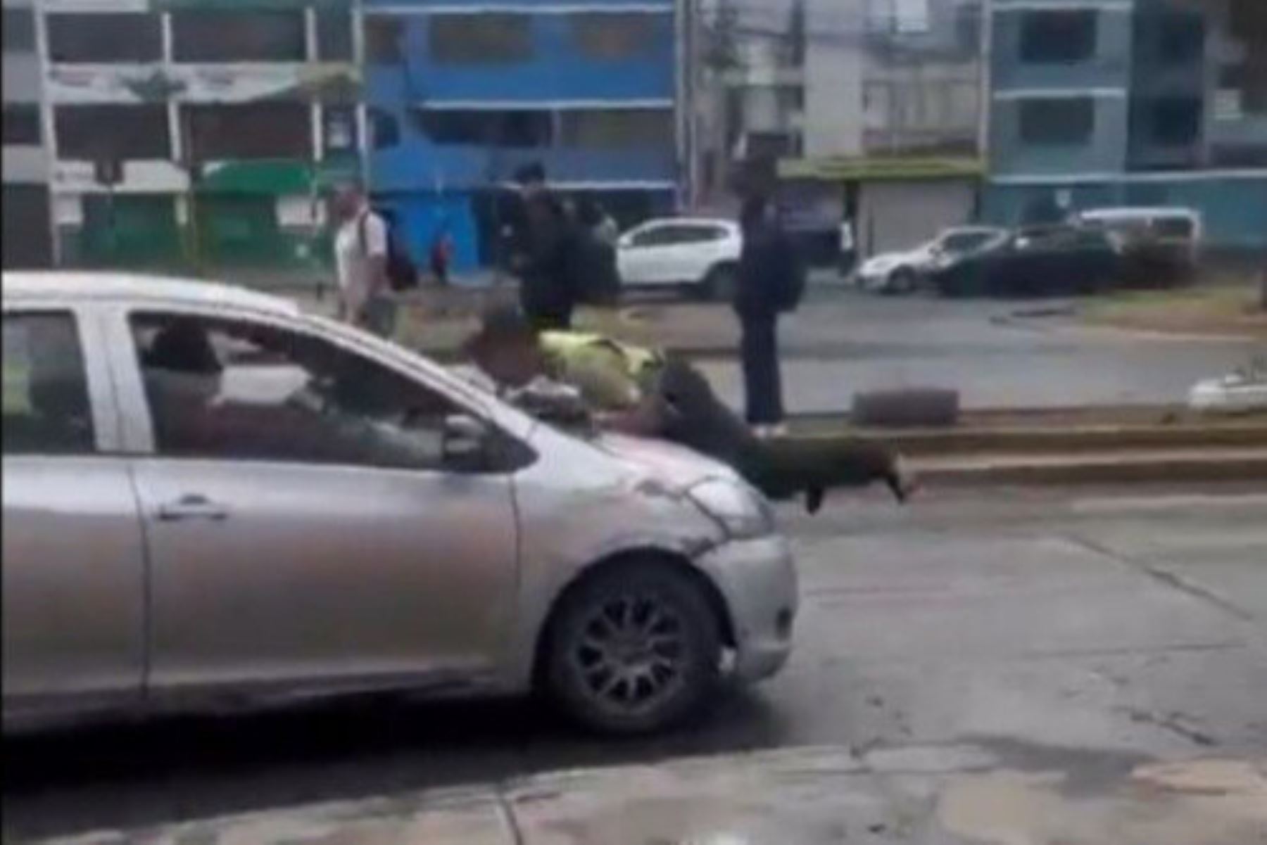 Un conductor que aparentemente hacía taxi colectivo arrastró a un policía sobre el capó de su auto para evitar intervención en el distrito de Los Olivos. Captura TV