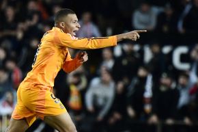 El francés Kylian Mbappé celebra tras anotar un gol que finalmente fue anulado. Foto: AFP.