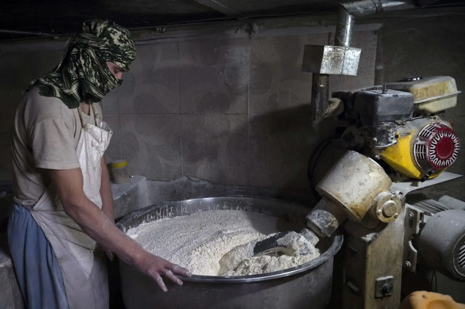 Esta fotografía muestra a un panadero afgano preparando masa para panes planos tradicionales conocidos localmente como Naan, en una panadería al borde de la carretera en Kabul. Para muchos en Afganistán, uno de los países más pobres del mundo, donde 12,4 millones de personas viven en inseguridad alimentaria aguda, según el Programa Mundial de Alimentos, el pan constituye la mayor parte de las comidas. El pan afgano es uno de los pocos alimentos que todo el mundo puede permitirse, con precios tan bajos como 10 afganos (0,14) centavos. Foto: AFP