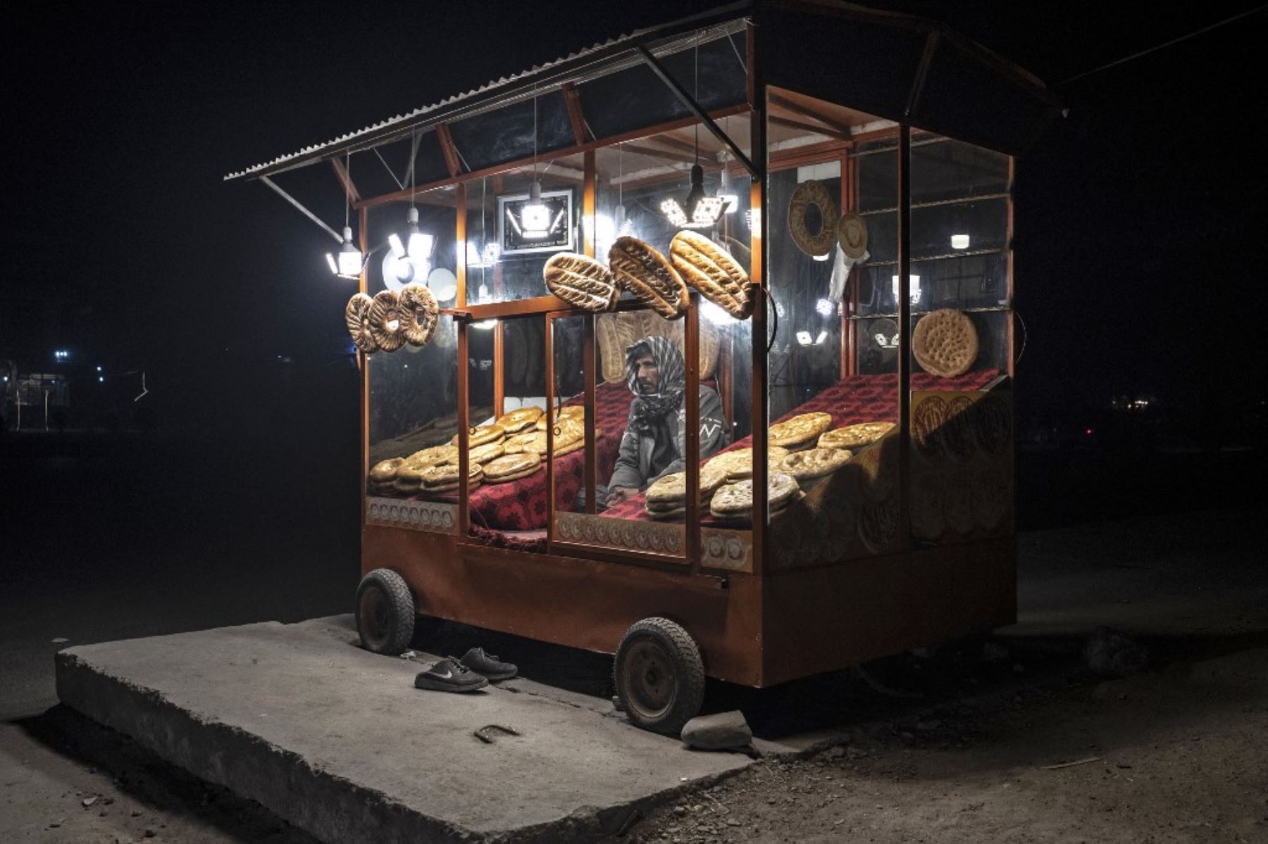 Montones de panes, algunos redondos, otros estirados en forma de canoa, algunos espolvoreados con semillas de sésamo o azúcar, se superponen como tejas en los escaparates inclinados de las panaderías de la capital afgana. Foto: AFP