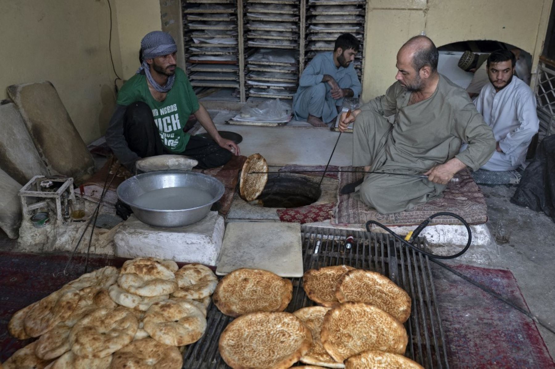 Esta fotografía muestra al panadero afgano Jamil Ghafori preparando panes planos tradicionales conocidos localmente como Naan, en una panadería en Kabul. Para muchos en Afganistán, uno de los países más pobres del mundo, donde 12,4 millones de personas viven en inseguridad alimentaria aguda, según el Programa Mundial de Alimentos, el pan constituye la mayor parte de las comidas. El pan afgano es uno de los pocos alimentos que todo el mundo puede permitirse, con precios tan bajos como 10 afganos (0,14) centavos. Foto: AFP