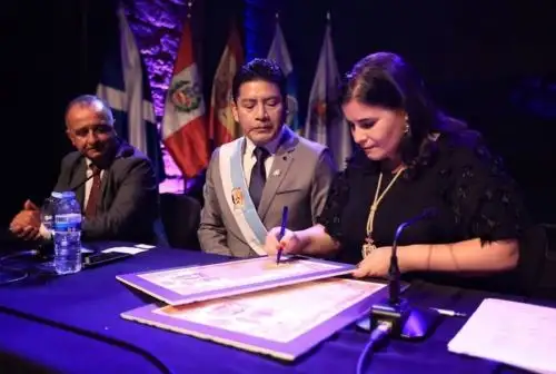 Alcalde Puno, Javier Ponce, y la alcaldesa de Tenerife, Mari Brito.
