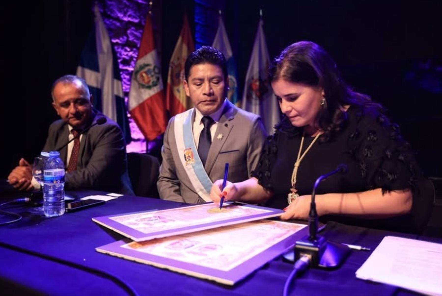 Alcalde Puno, Javier Ponce, y la alcaldesa de Tenerife, Mari Brito.