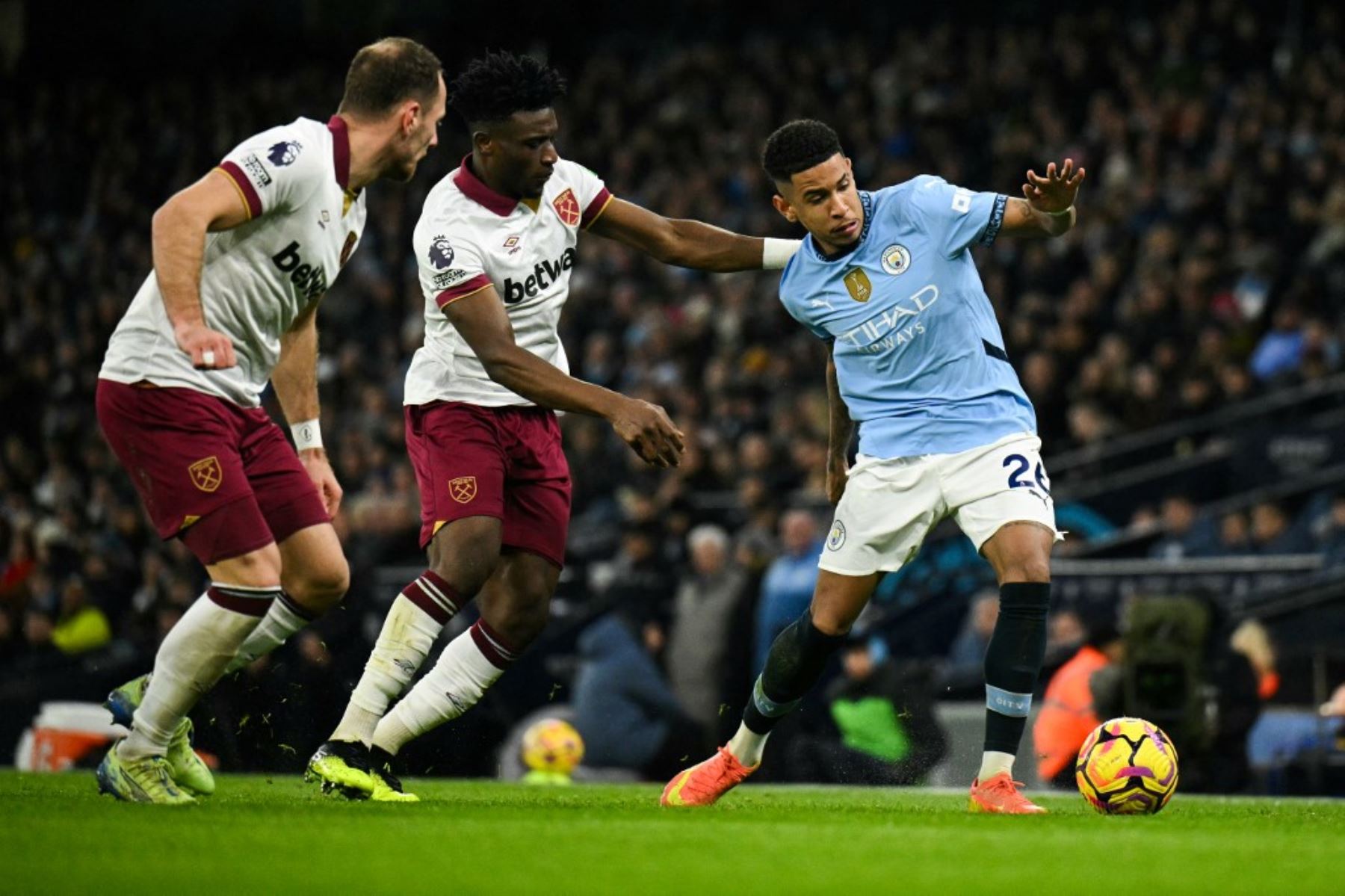 El centrocampista brasileño del Manchester City #26 Savinho (R) controla el balón durante el partido de fútbol de la Premier League inglesa entre el Manchester City y el West Ham United en el Etihad Stadium de Manchester, al noroeste de Inglaterra, el 4 de enero de 2025. (Foto de Oli SCARFF / AFP)