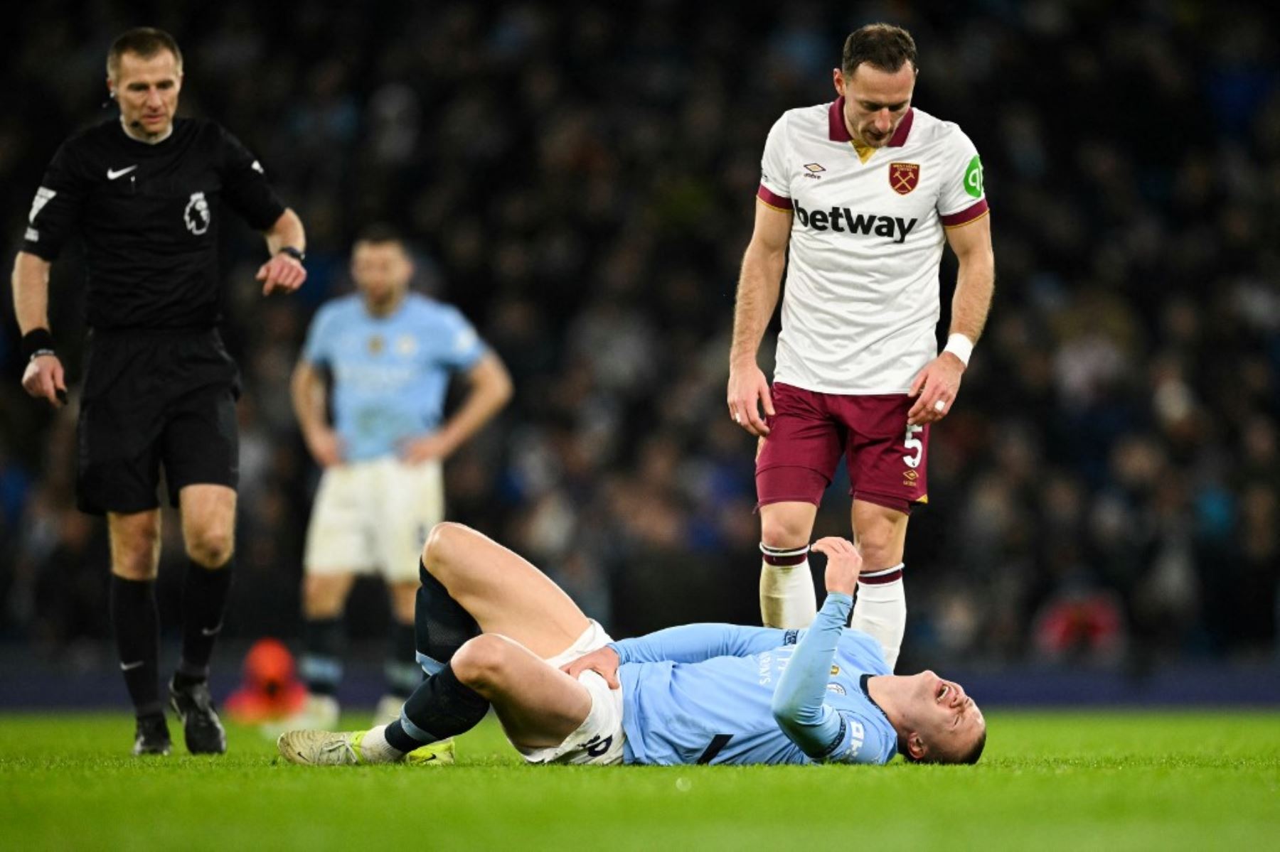 El delantero noruego #09 del Manchester City, Erling Haaland, reacciona tras una lesión durante el partido de fútbol de la Premier League inglesa entre el Manchester City y el West Ham United en el Etihad Stadium de Manchester, noroeste de Inglaterra, el 4 de enero de 2025. (Foto de Oli SCARFF / AFP)