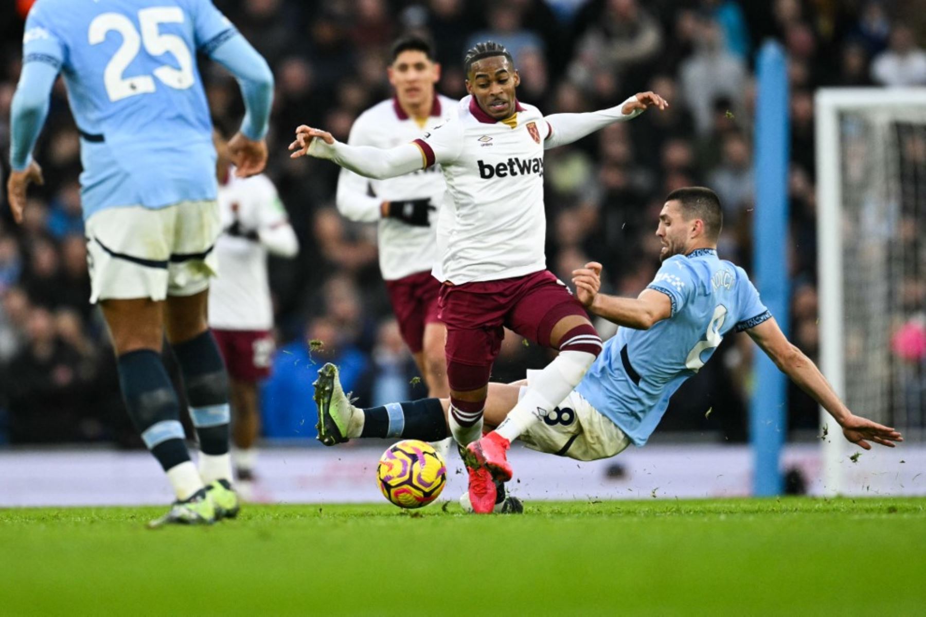 El delantero holandés del West Ham United #07 Crysencio Summerville (C) lucha por el balón con el centrocampista croata del Manchester City #08 Mateo Kovacic durante el partido de fútbol de la Premier League inglesa entre Manchester City y West Ham United en el Etihad Stadium en Manchester, noroeste de Inglaterra, el 4 de enero de 2025. (Foto de Oli SCARFF / AFP)