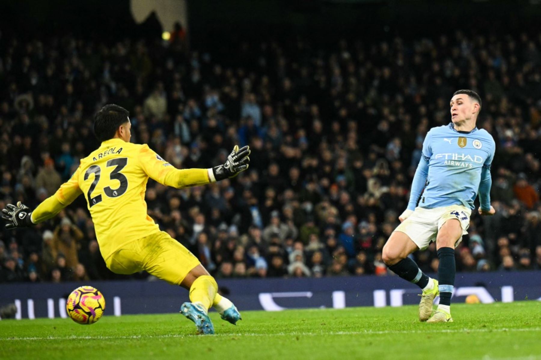 El centrocampista inglés número 47 del Manchester City, Phil Foden (R), dispara y marca el cuarto gol de su equipo durante el partido de fútbol de la Premier League inglesa entre el Manchester City y el West Ham United en el Etihad Stadium de Manchester, al noroeste de Inglaterra, el 4 de enero de 2025. (Foto de Oli SCARFF / AFP)