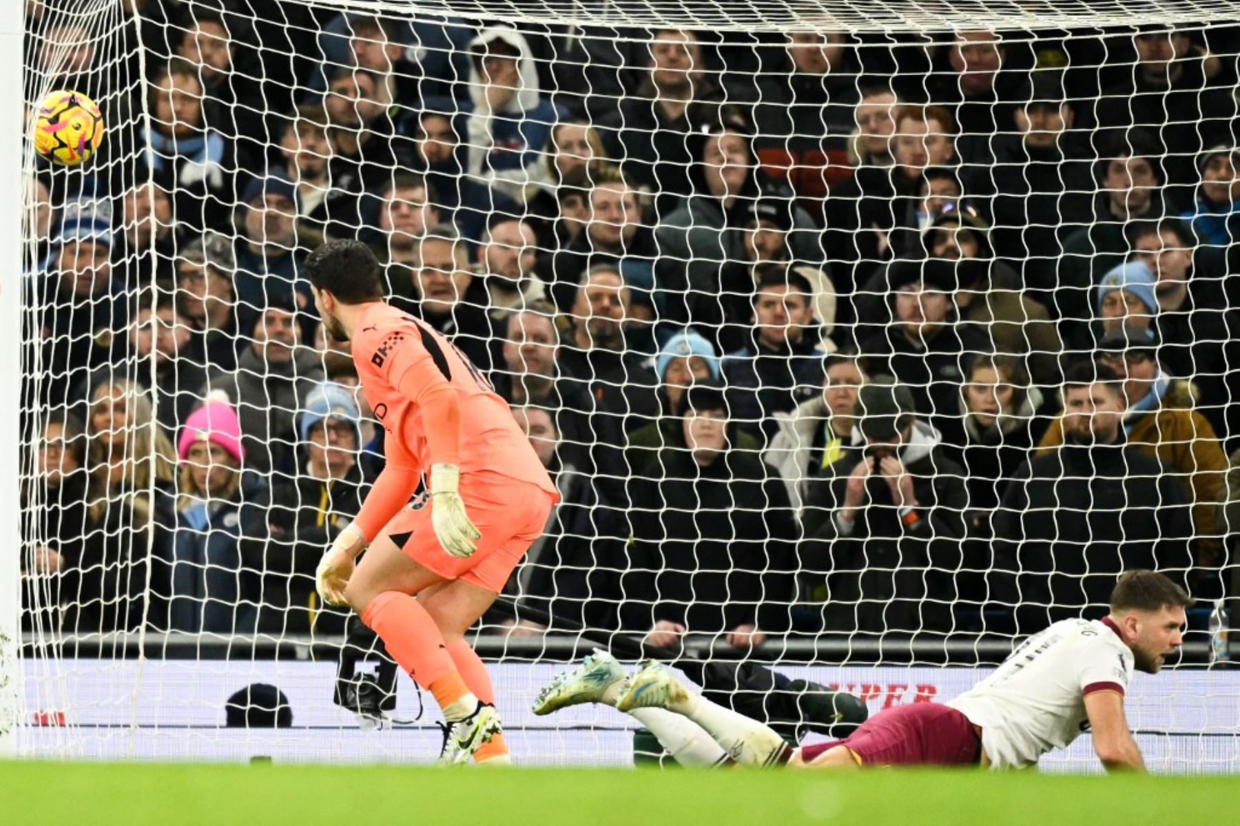 El delantero alemán #11 del West Ham United, Niclas Fullkrug (R), reacciona después de marcar el primer gol de su equipo durante el partido de fútbol de la Premier League inglesa entre el Manchester City y el West Ham United en el Etihad Stadium de Manchester, al noroeste de Inglaterra, el 4 de enero de 2025. (Foto de Oli SCARFF / AFP)