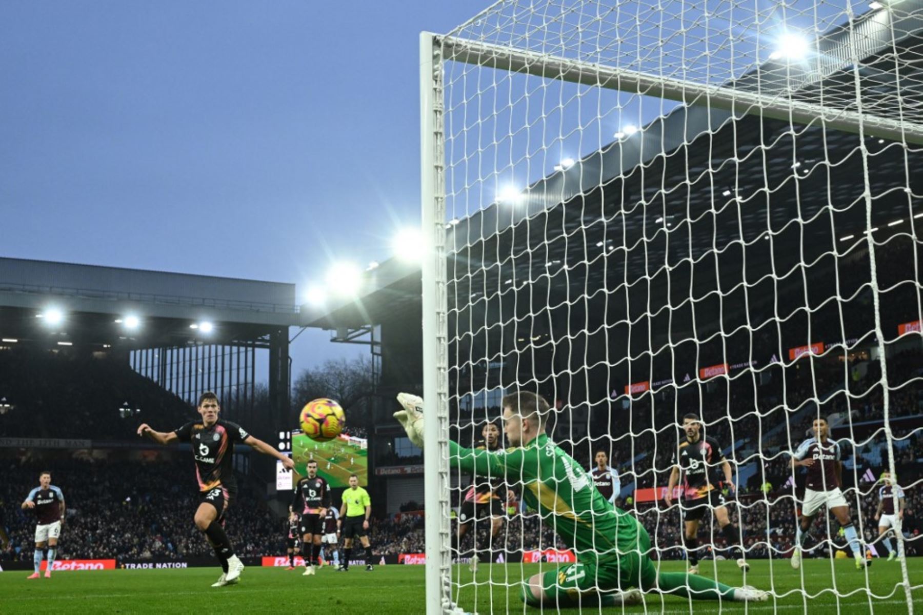 El portero polaco del Leicester City #41, Jakub Stolarczyk, hace una parada durante el partido de fútbol de la Premier League inglesa entre Aston Villa y Leicester City en Villa Park en Birmingham, centro de Inglaterra, el 4 de enero de 2025. (Foto de JUSTIN TALLIS / AFP)