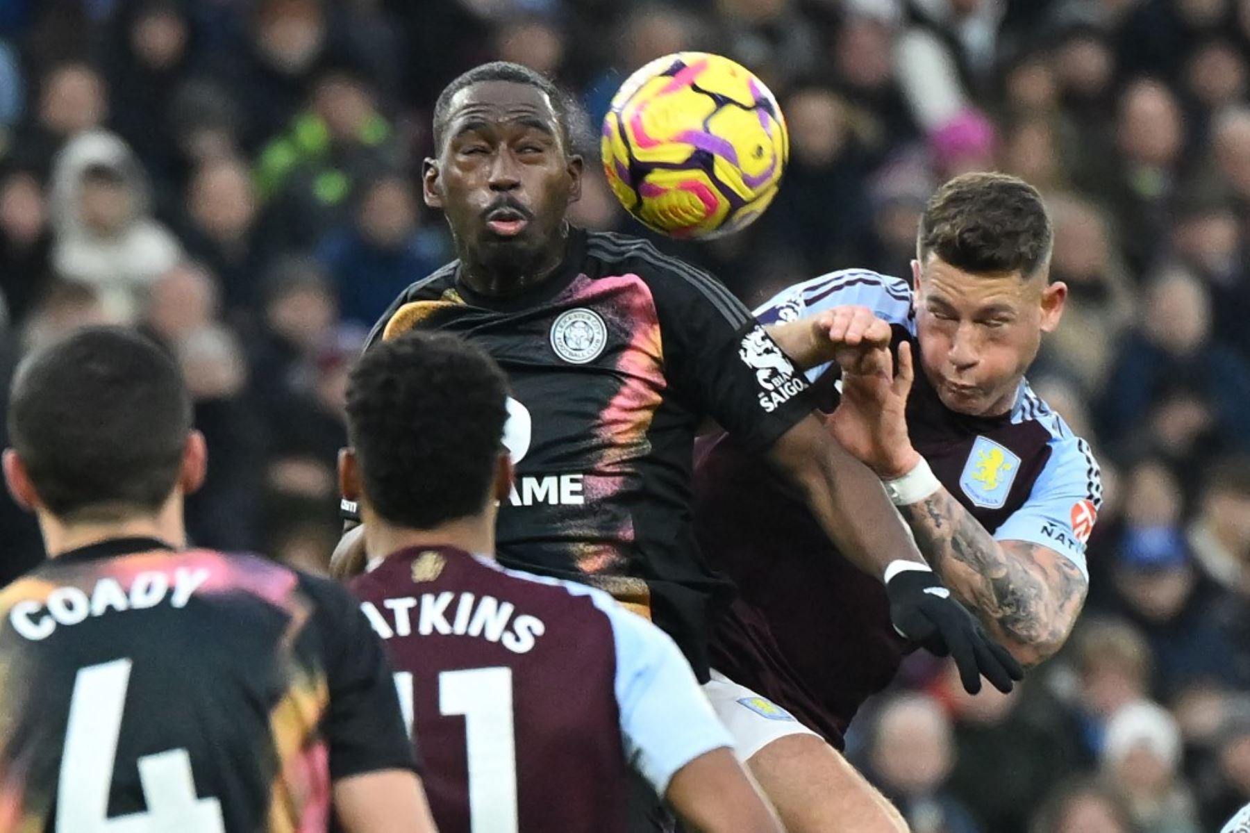 El centrocampista francés del Leicester City #24 Boubakary Soumare (C) compite con el defensor inglés #06 del Aston Villa, Ross Barkley (R) durante el partido de fútbol de la Premier League inglesa entre Aston Villa y Leicester City en Villa Park en Birmingham, centro de Inglaterra, el 4 de enero de 2025. (Foto de JUSTIN TALLIS / AFP)