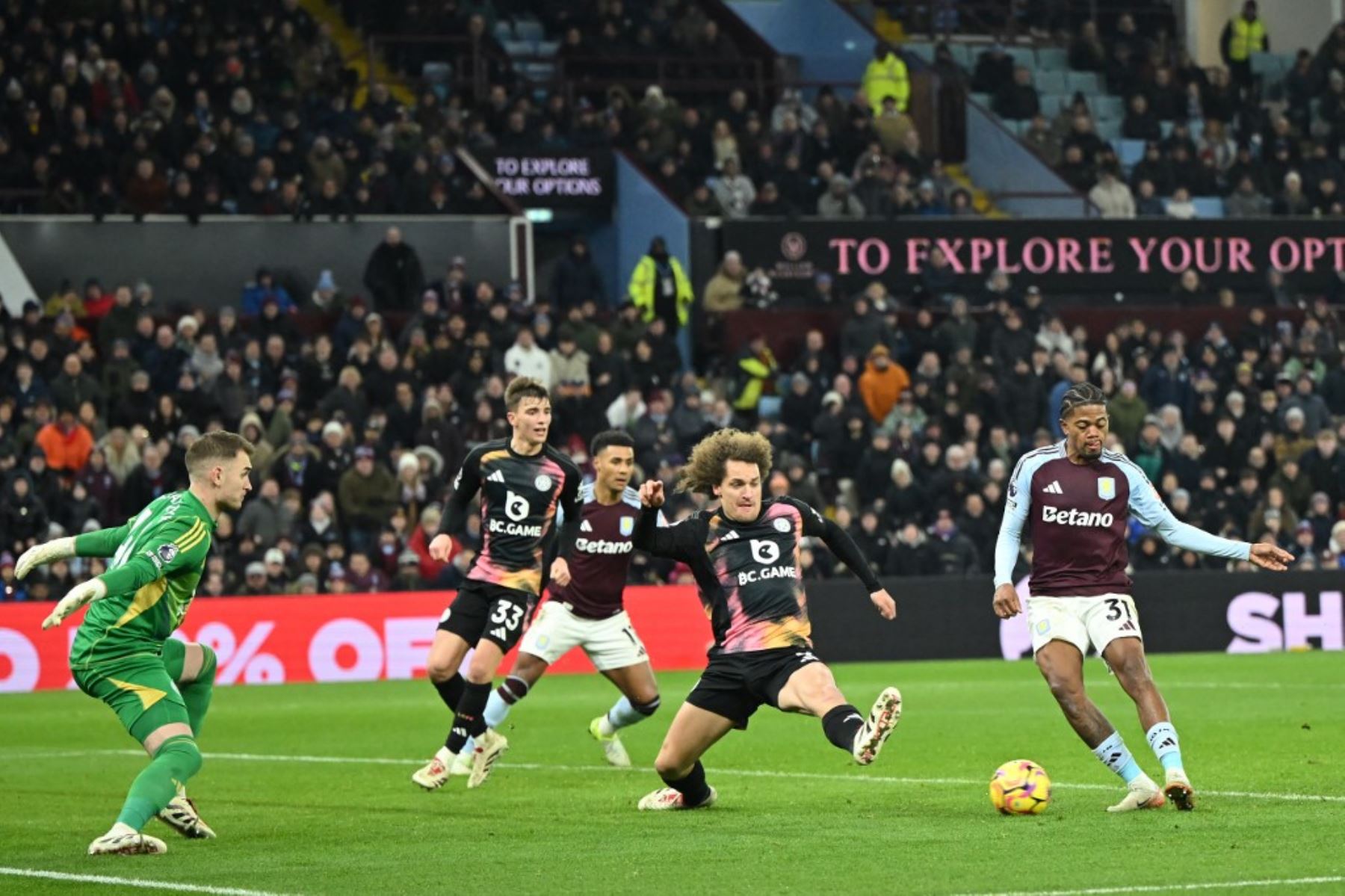 El delantero jamaicano del Aston Villa #31, Leon Bailey (R), dispara para marcar su segundo gol durante el partido de fútbol de la Premier League inglesa entre Aston Villa y Leicester City en Villa Park en Birmingham, en el centro de Inglaterra, el 4 de enero de 2025. (Foto de JUSTIN TALLIS / AFP)