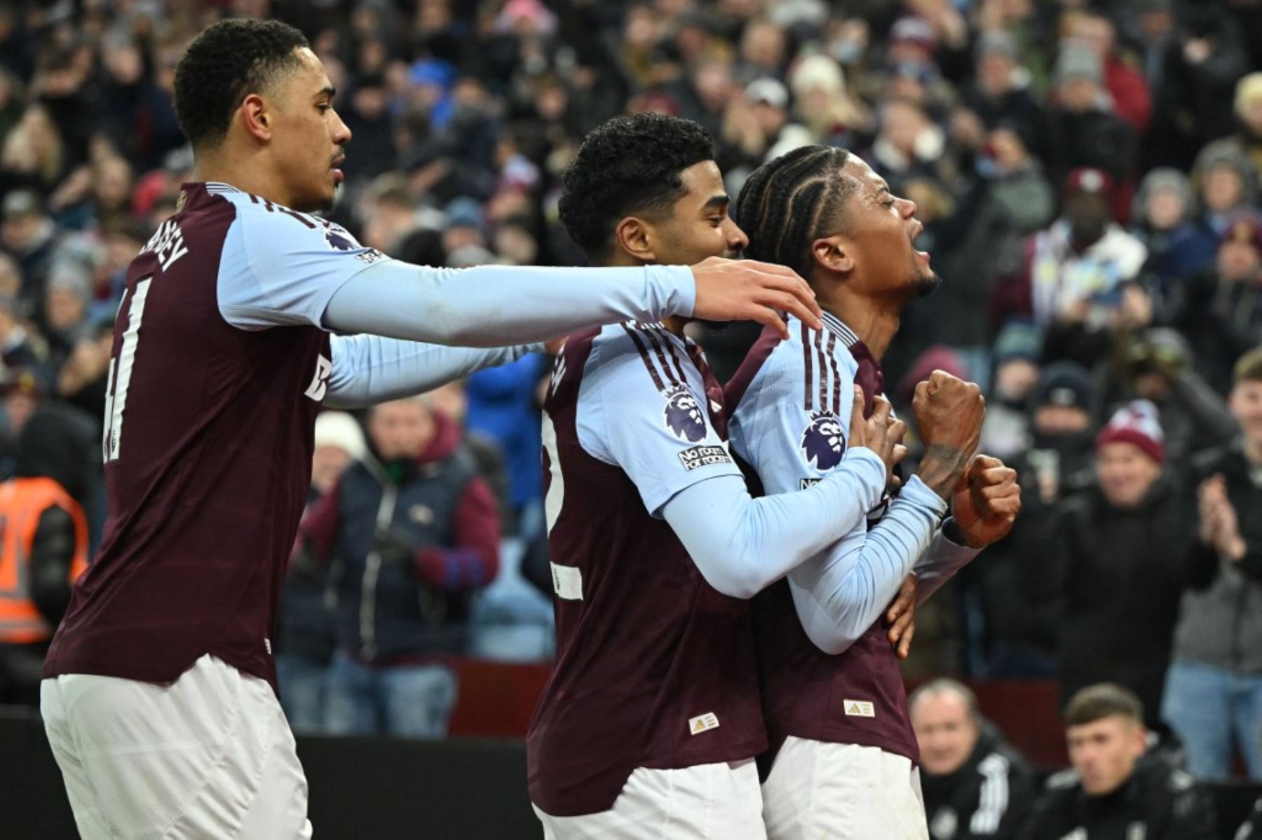 El delantero jamaicano #31 de Aston Villa, Leon Bailey (R), celebra con sus compañeros de equipo después de marcar su segundo gol durante el partido de fútbol de la Premier League inglesa entre Aston Villa y Leicester City en Villa Park en Birmingham, en el centro de Inglaterra, el 4 de enero de 2025. (Foto de JUSTIN TALLIS / AFP)