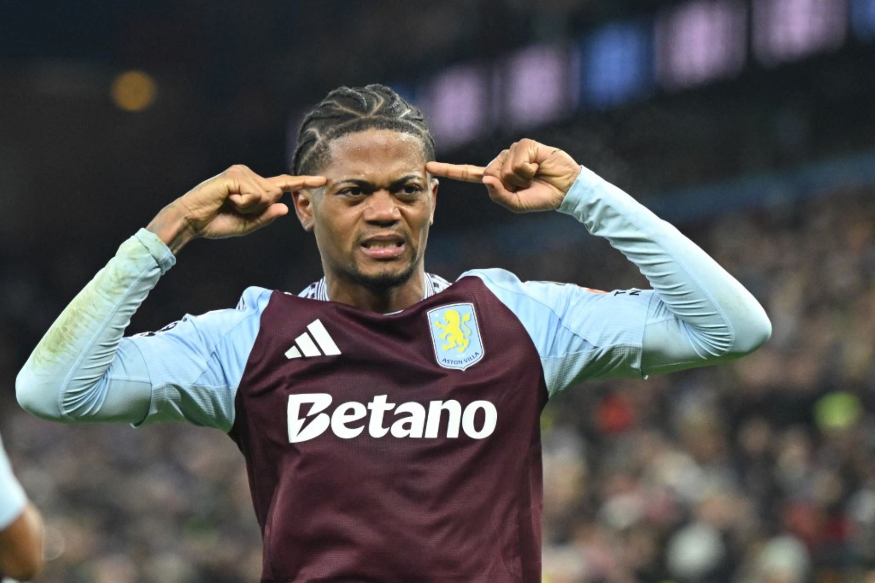 El delantero jamaicano del Aston Villa #31, Leon Bailey, celebra después de marcar su segundo gol durante el partido de fútbol de la Premier League inglesa entre Aston Villa y Leicester City en Villa Park en Birmingham, en el centro de Inglaterra, el 4 de enero de 2025. (Foto de JUSTIN TALLIS / AFP)